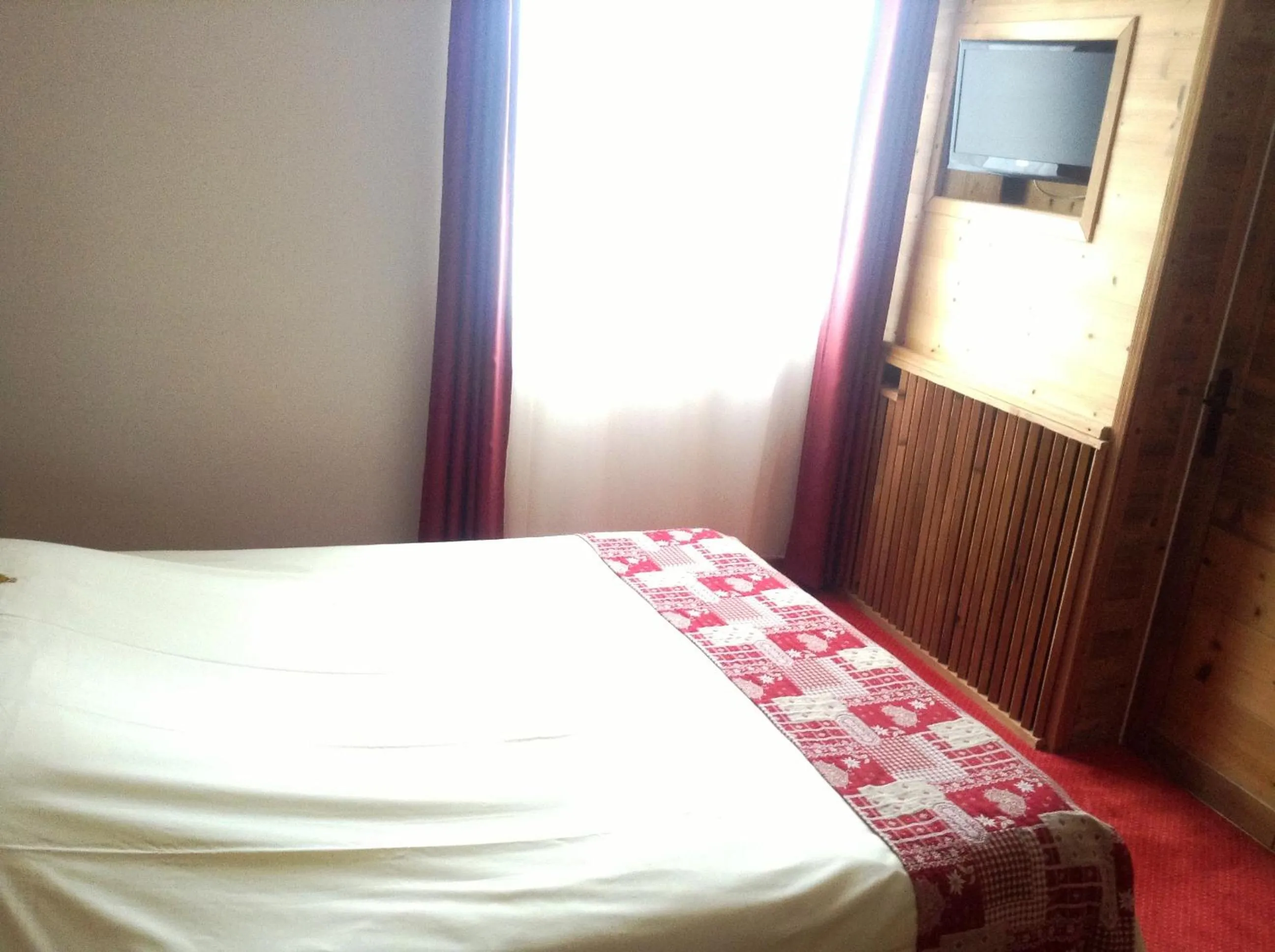 Photo of the whole room, Bed in Logis Le Pont de Champ