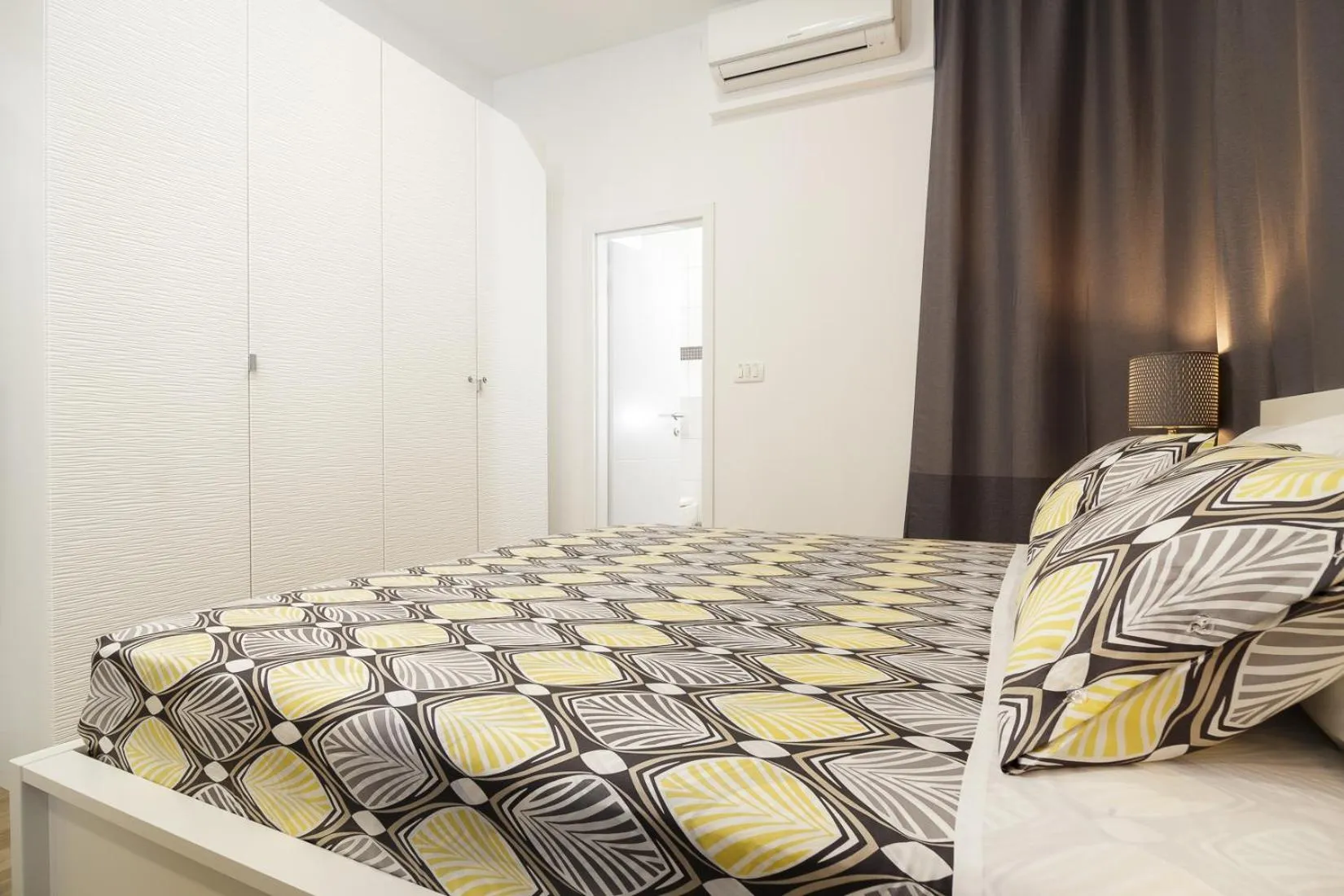 Bed in Aspalathos Centar Holiday - City center, a few minutes' walking distance to the UNESCO Palace, parking lot in front of the apartment