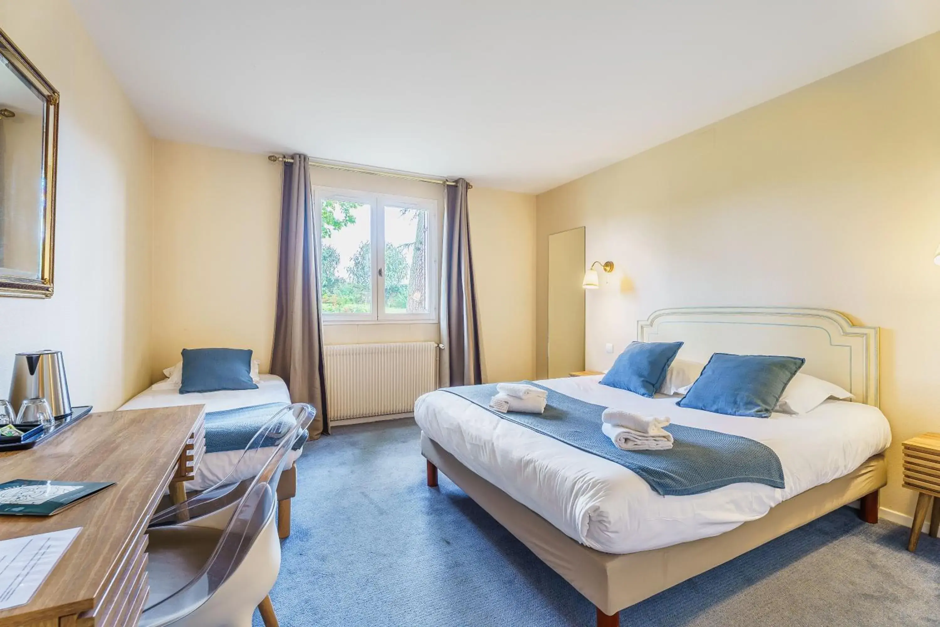 Triple Room in Hôtel Le Clos des Arts Triple Room in Hôtel Le Clos des Arts