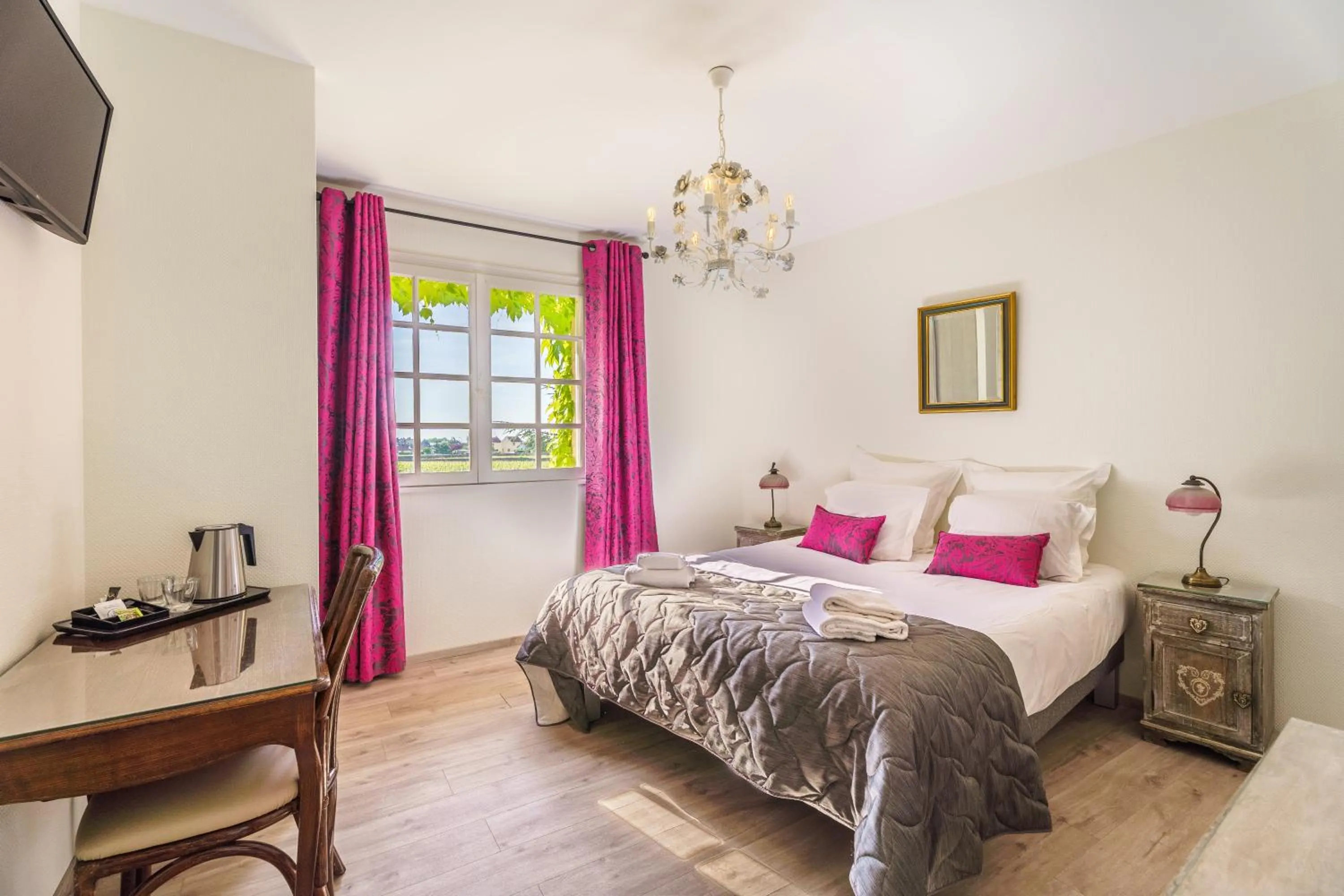 Bedroom, Bed in Hôtel Le Clos des Arts