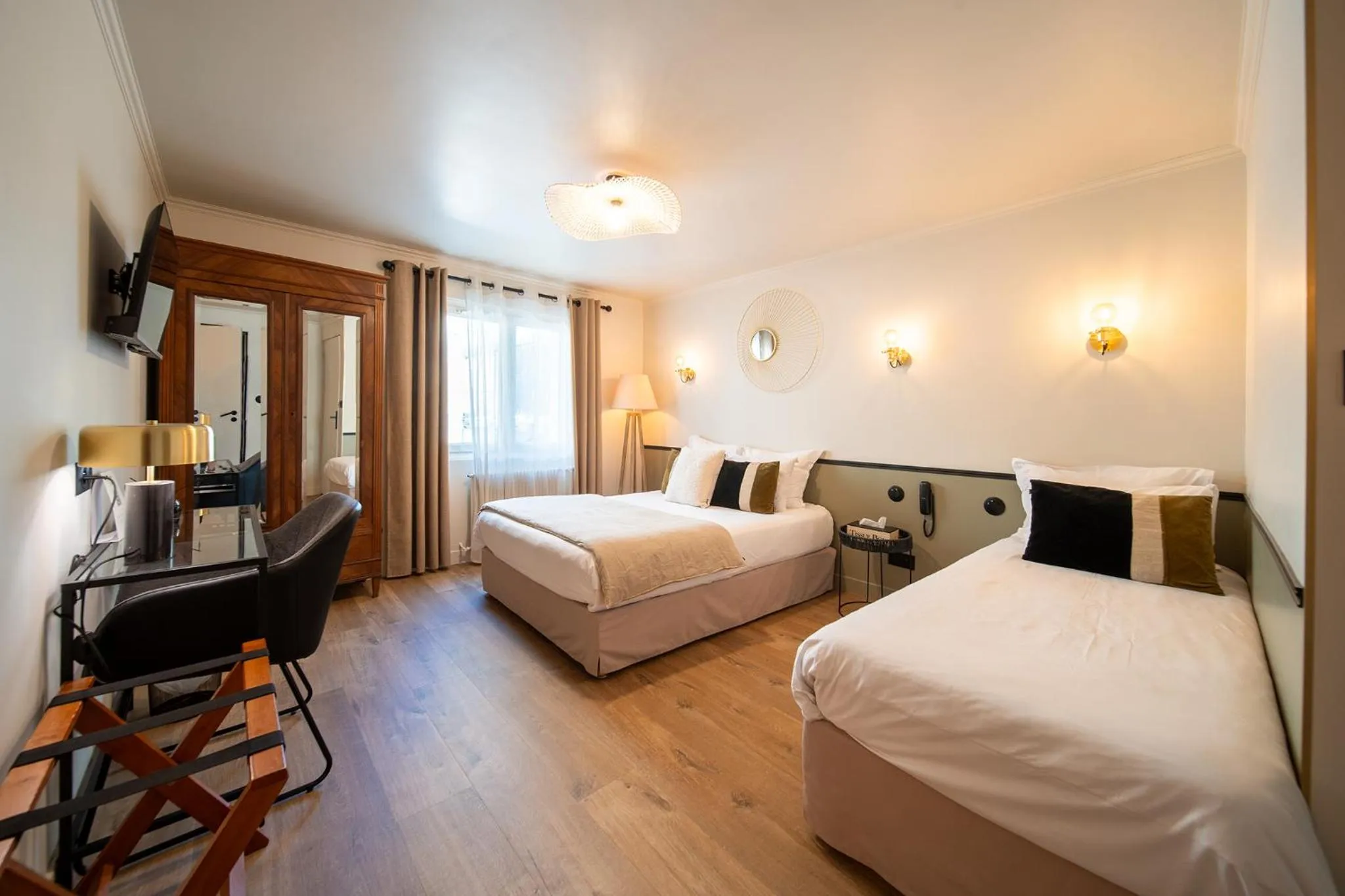 Photo of the whole room, Bed in Hôtel Rive Sud