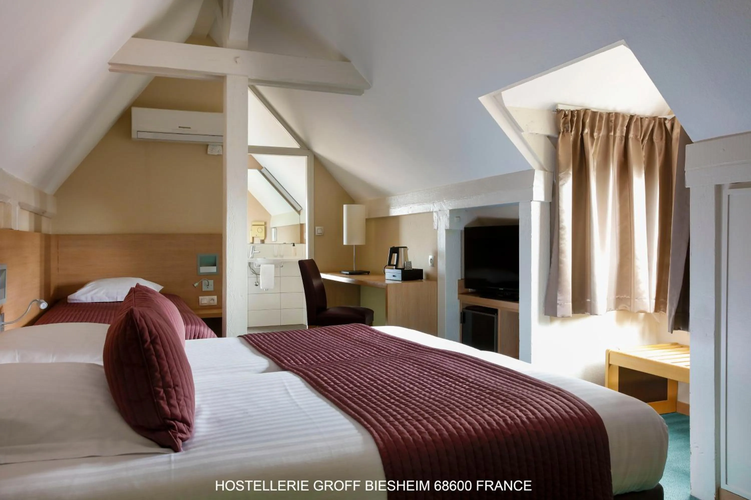 Photo of the whole room, Bed in Aux Deux Clefs - Hôtel Restaurant Groff