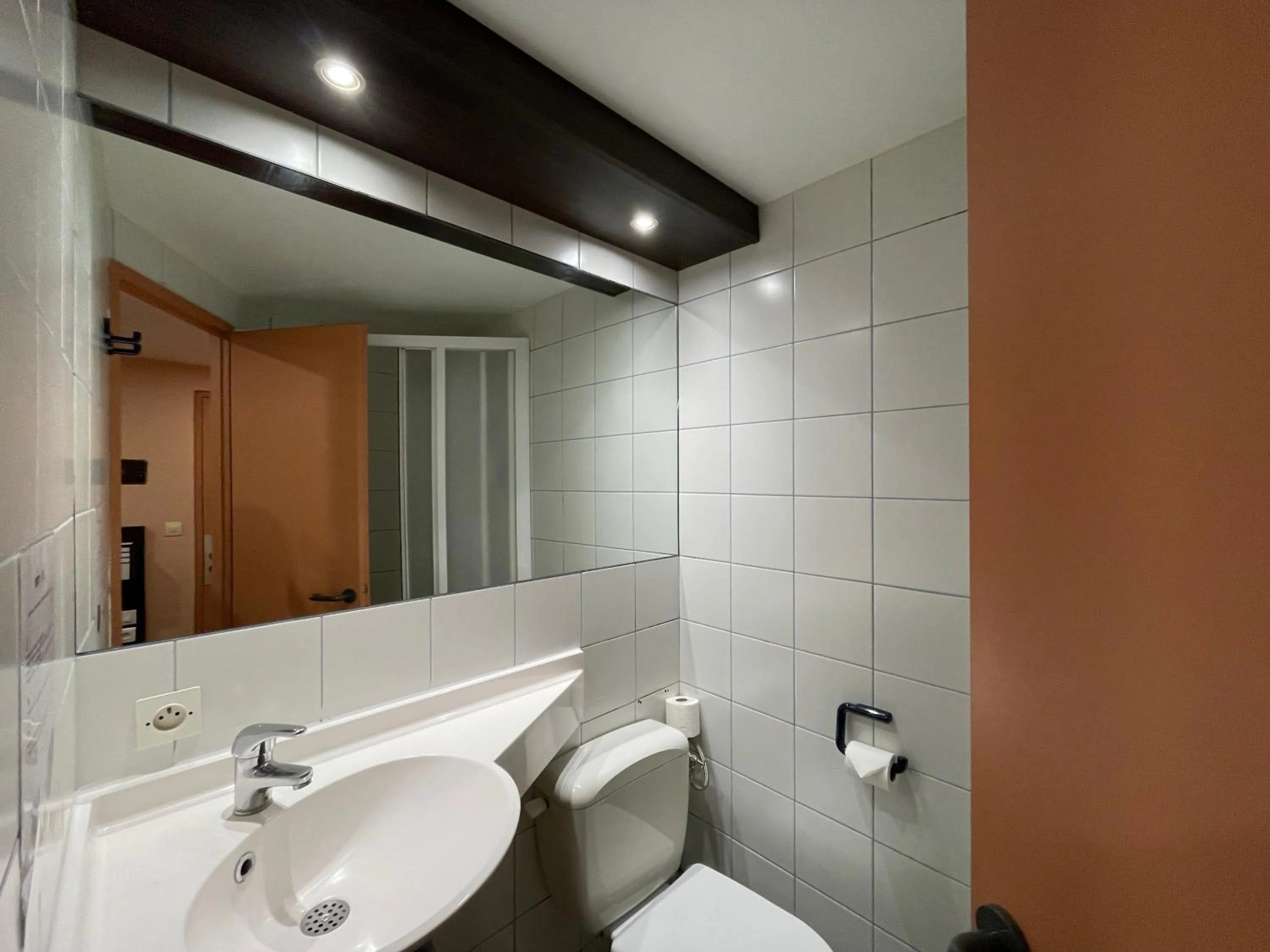 Bathroom in Brit Hotel St-Quentin/Nord