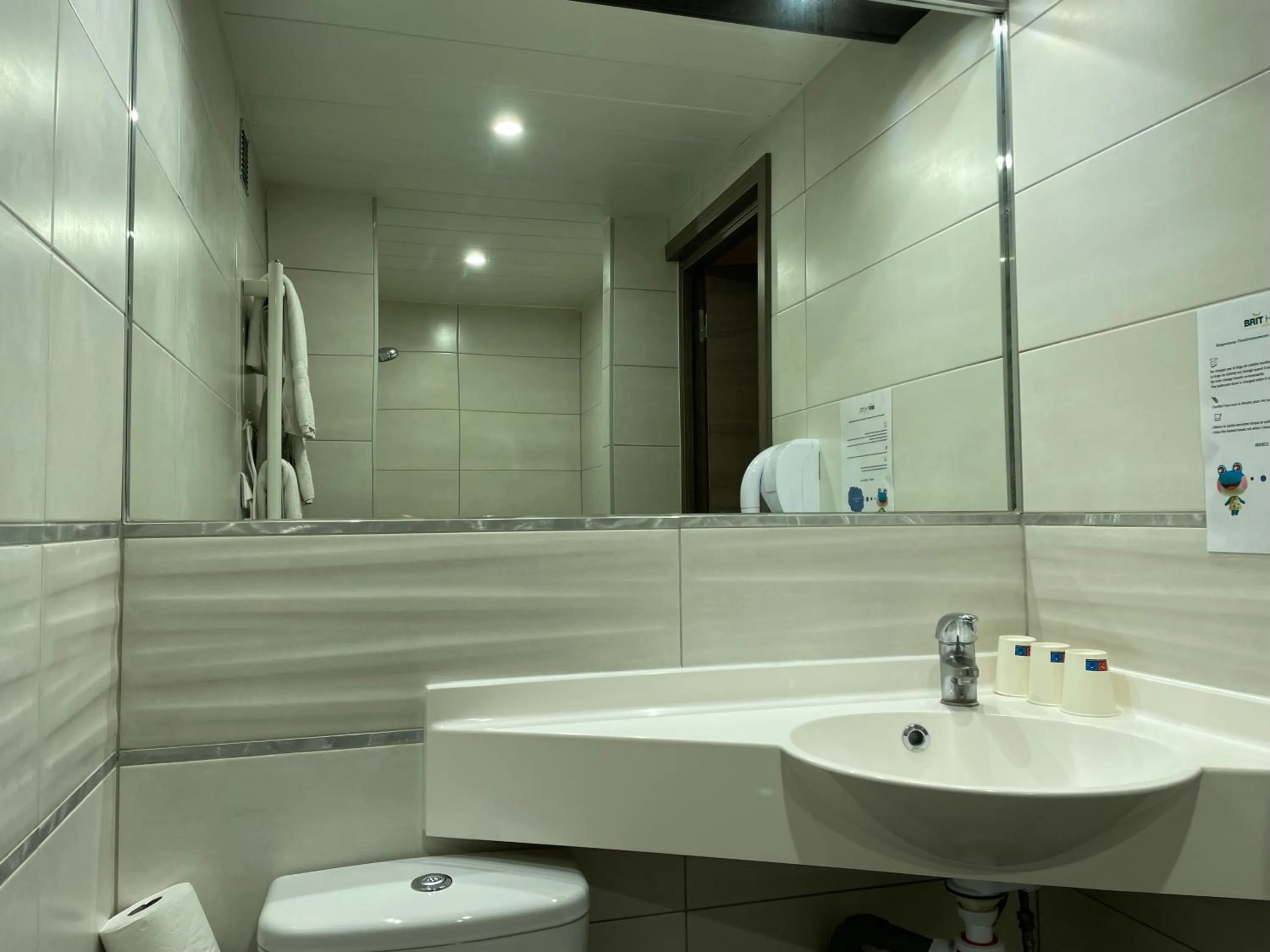 Bathroom in Brit Hotel St-Quentin/Nord