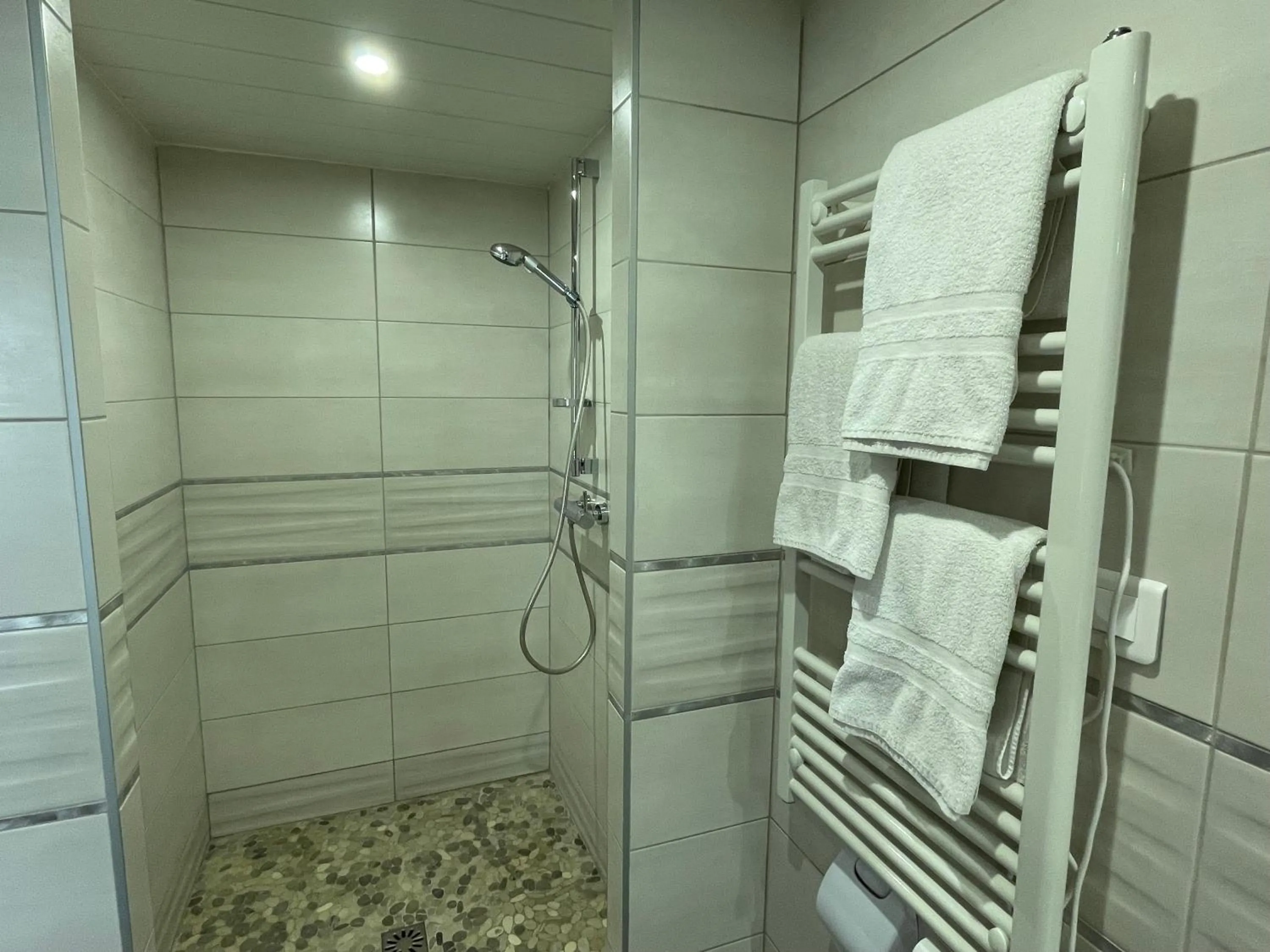 Bathroom in Brit Hotel St-Quentin/Nord