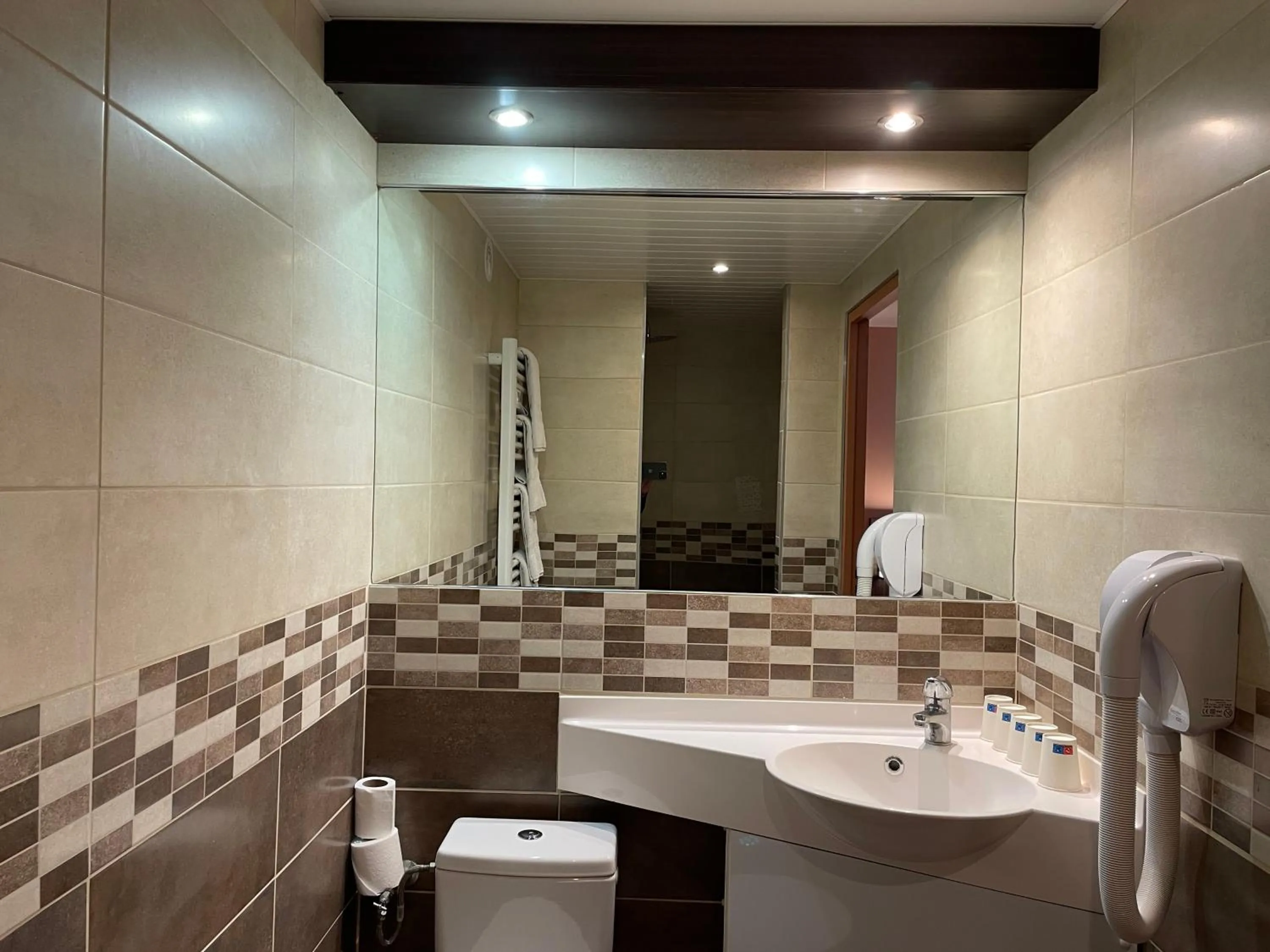 Bathroom in Brit Hotel St-Quentin/Nord