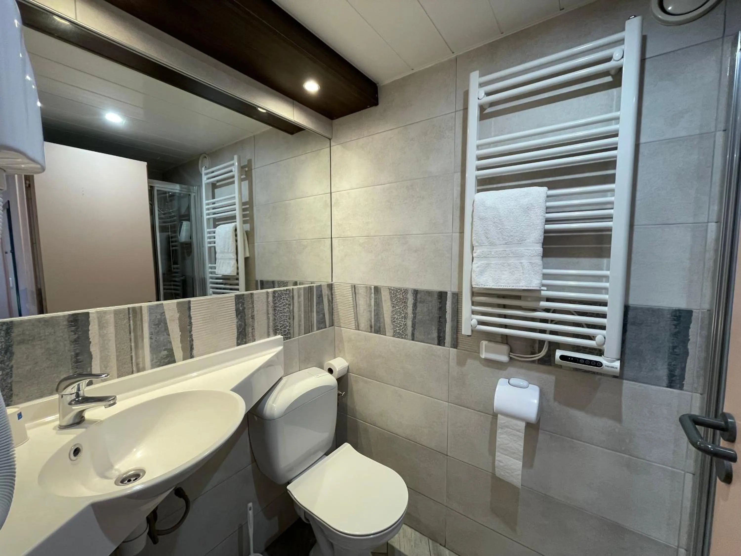 Bathroom in Brit Hotel St-Quentin/Nord