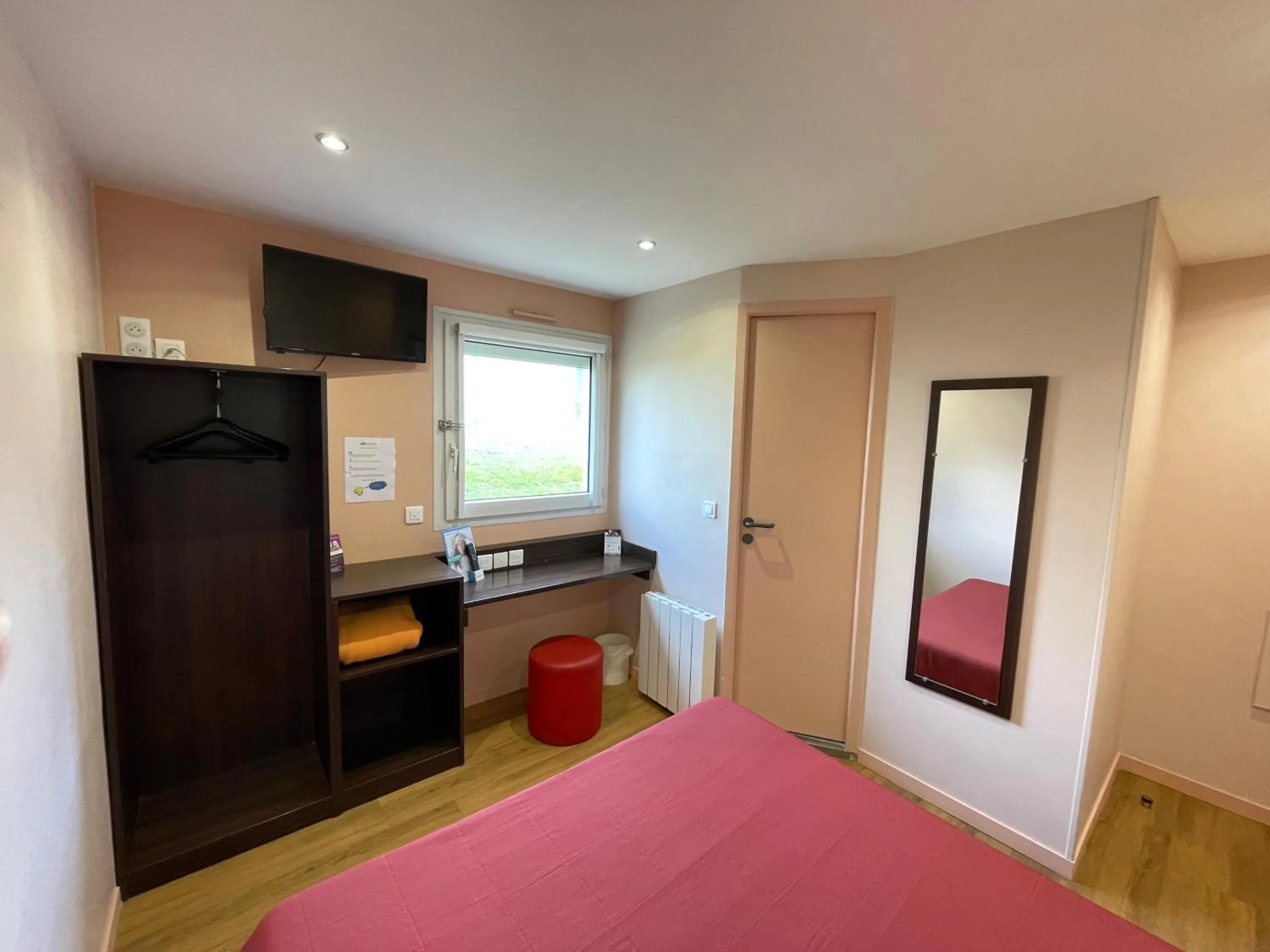 Bedroom, Bed in Brit Hotel St-Quentin/Nord