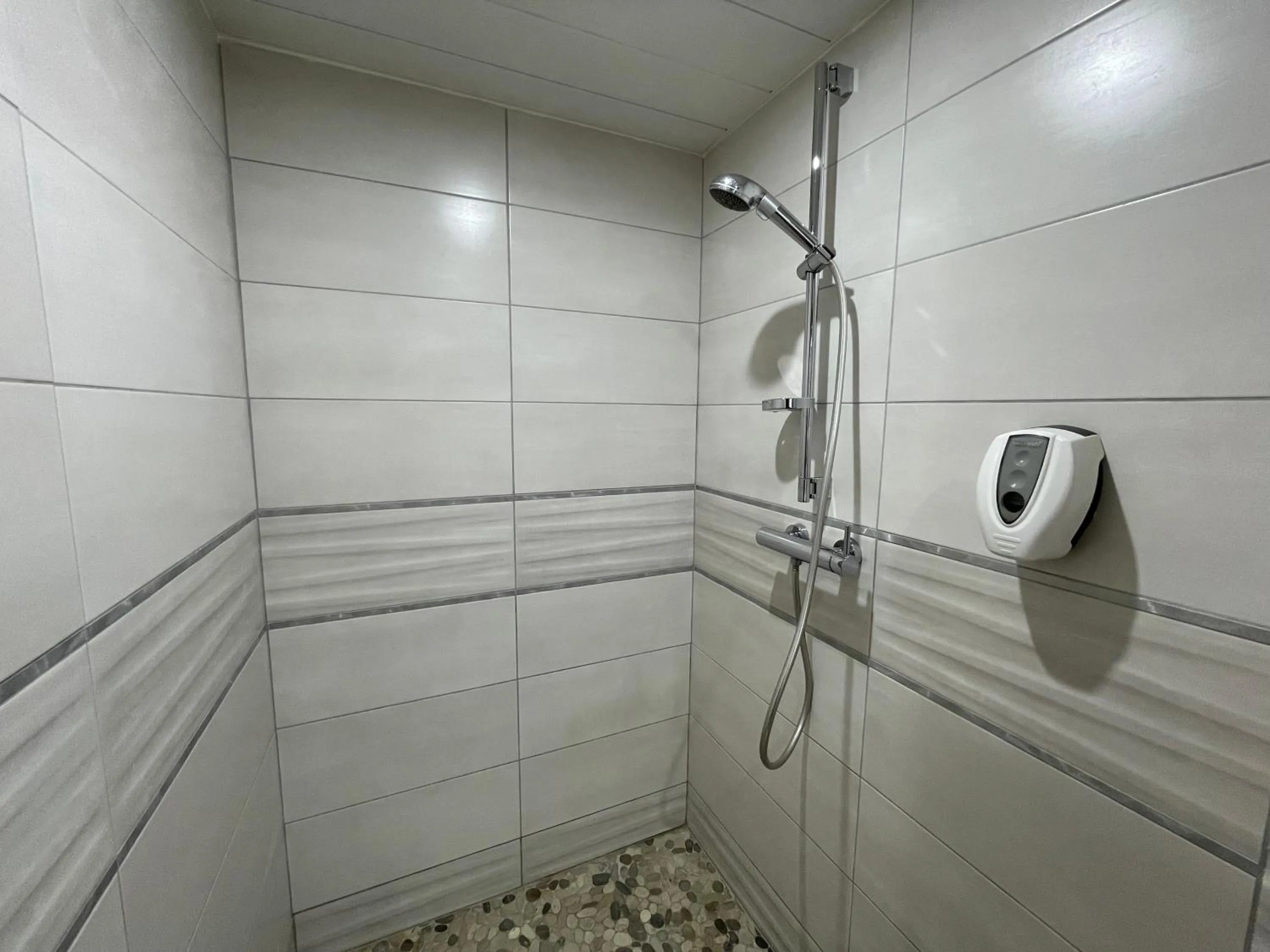 Bathroom in Brit Hotel St-Quentin/Nord