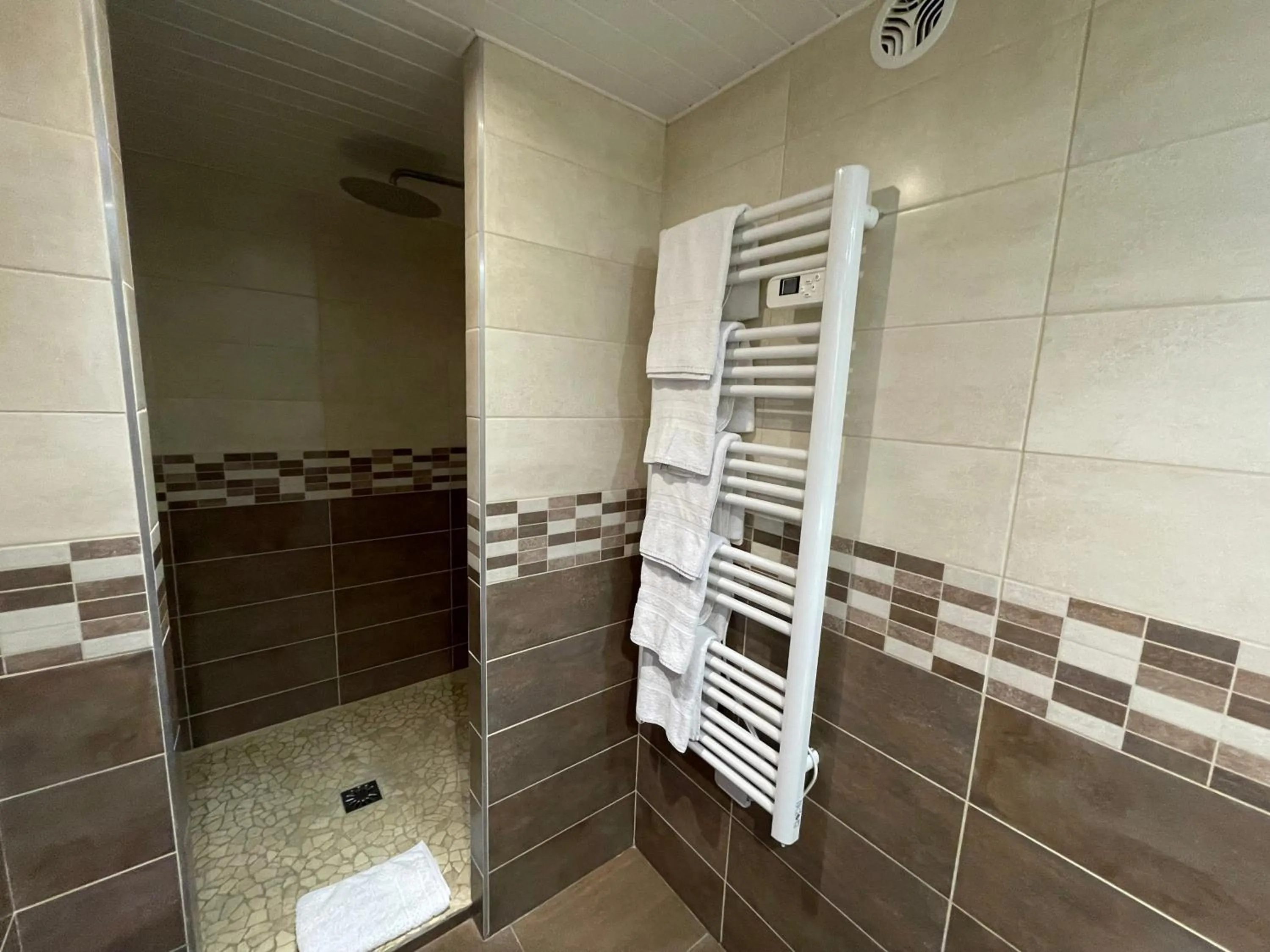 Bathroom in Brit Hotel St-Quentin/Nord