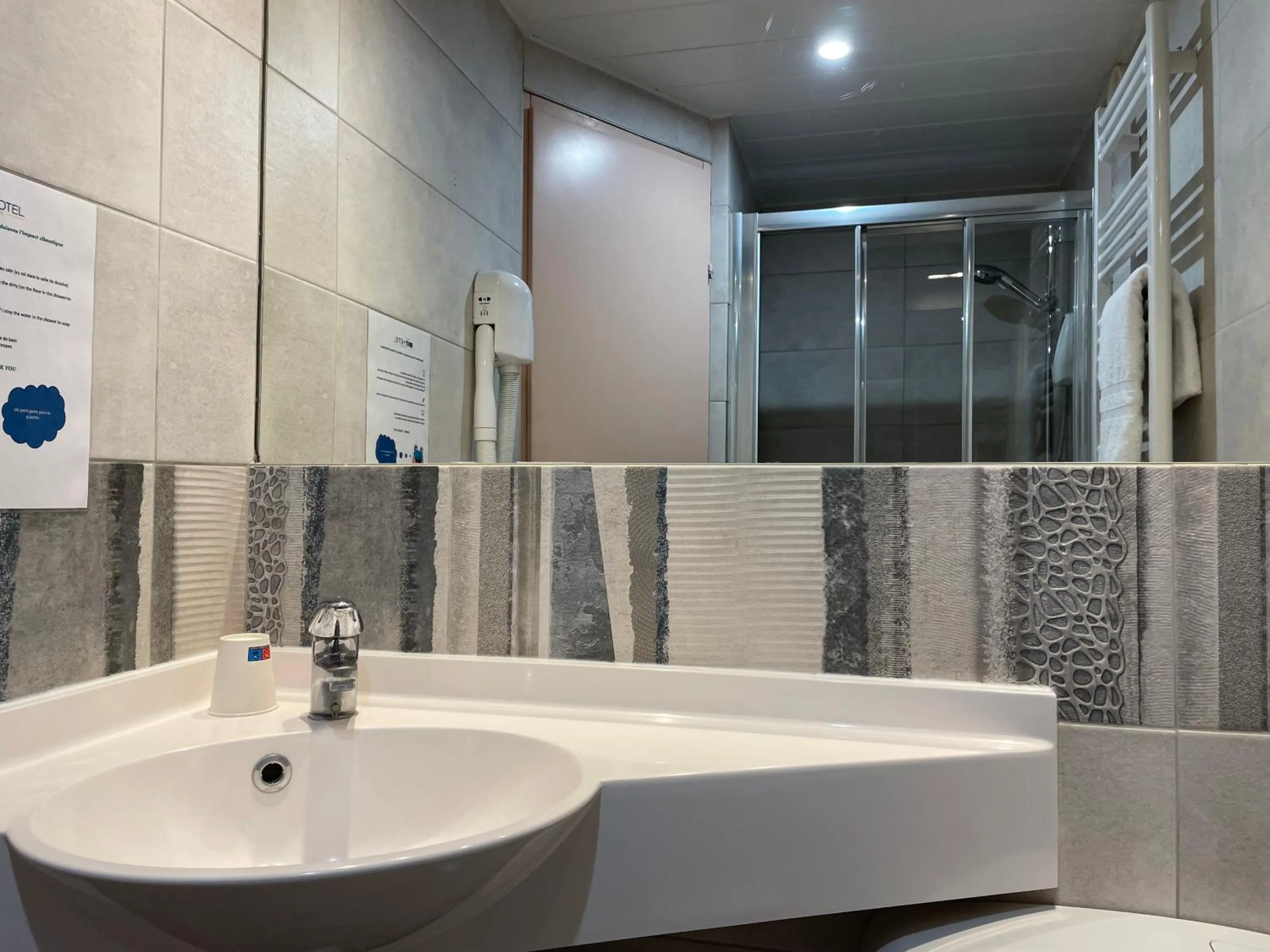 Bathroom in Brit Hotel St-Quentin/Nord