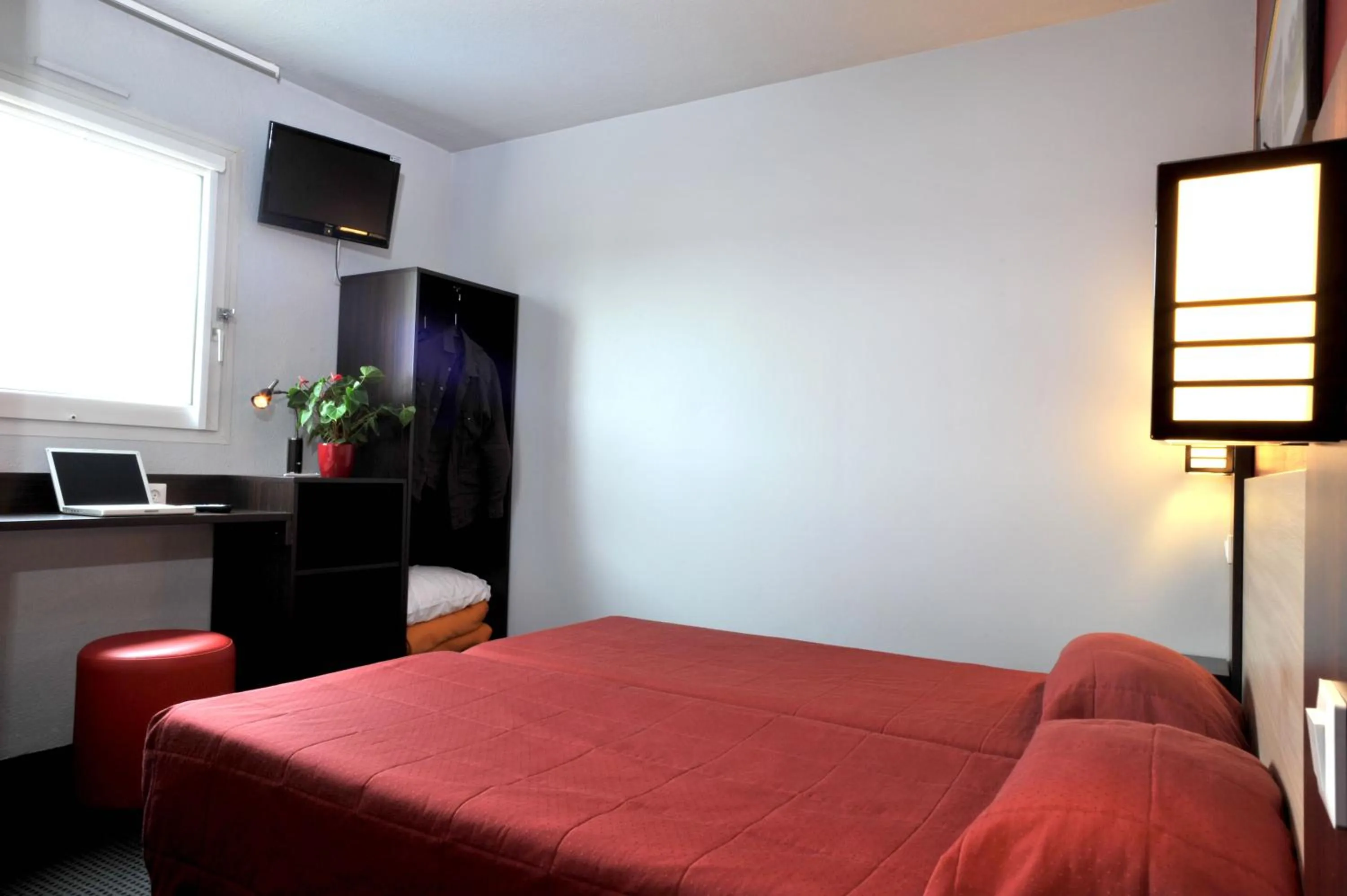 Bedroom, Bed in Brit Hotel St-Quentin/Nord