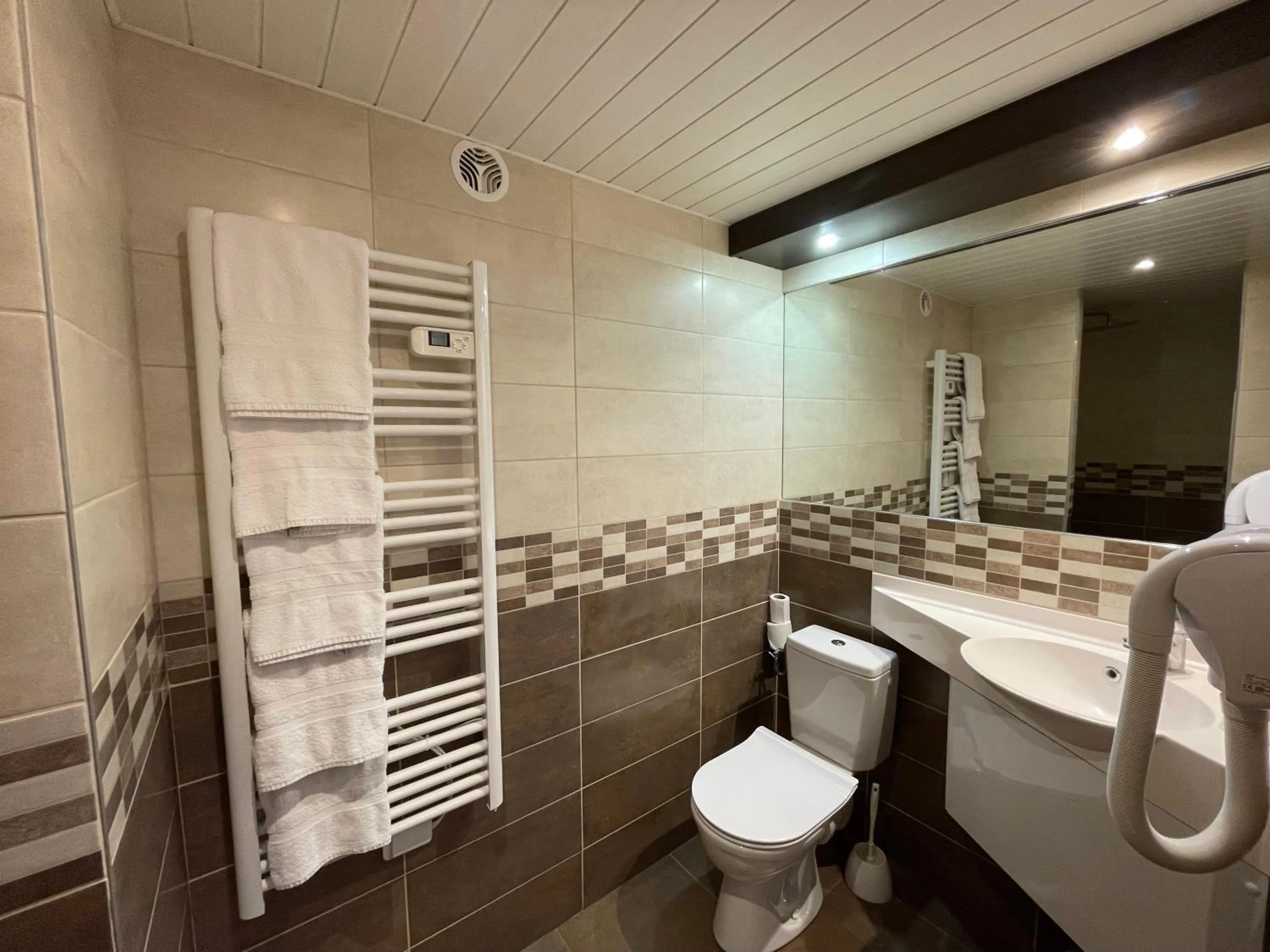 Bathroom in Brit Hotel St-Quentin/Nord