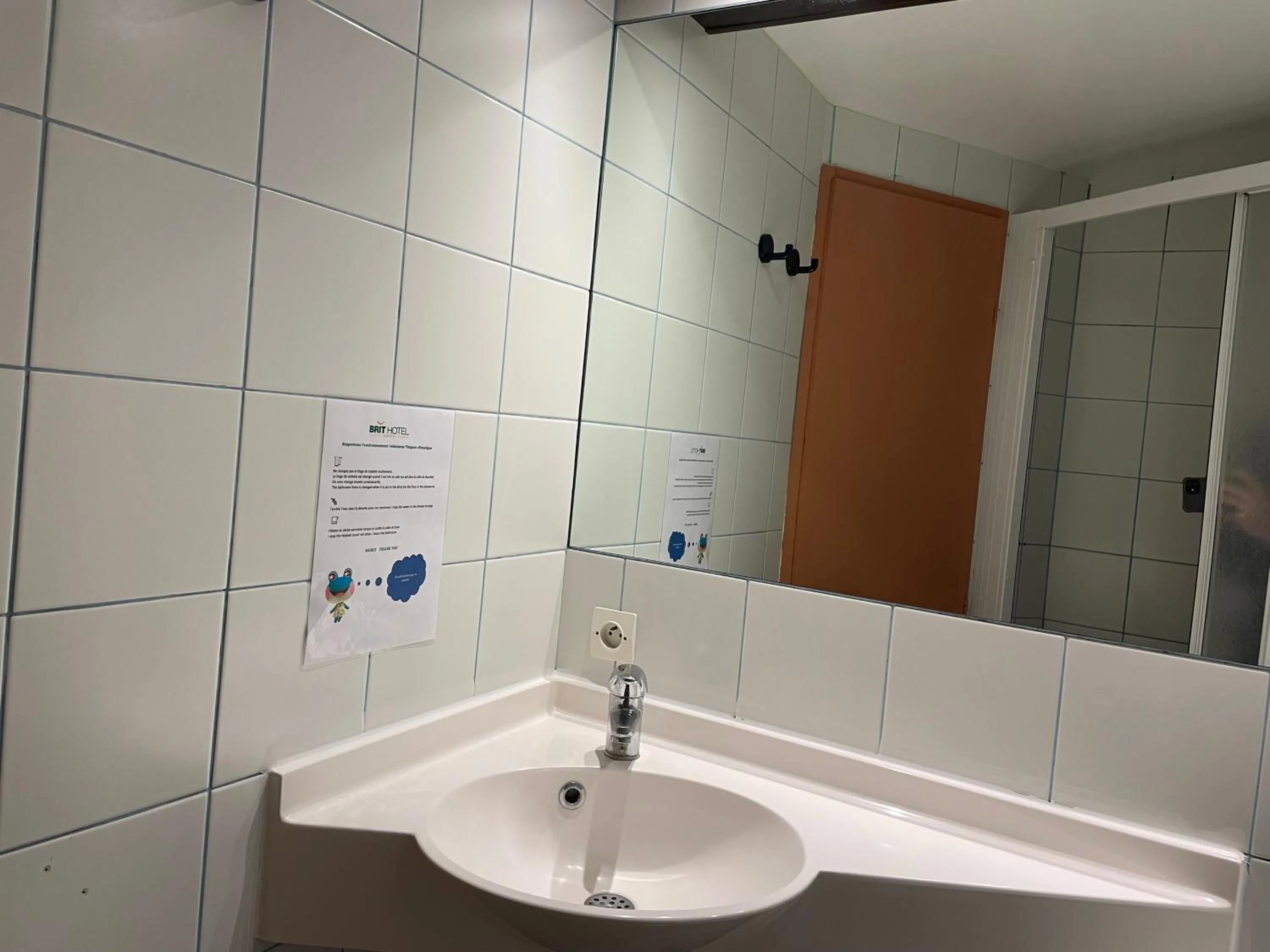 Bathroom in Brit Hotel St-Quentin/Nord