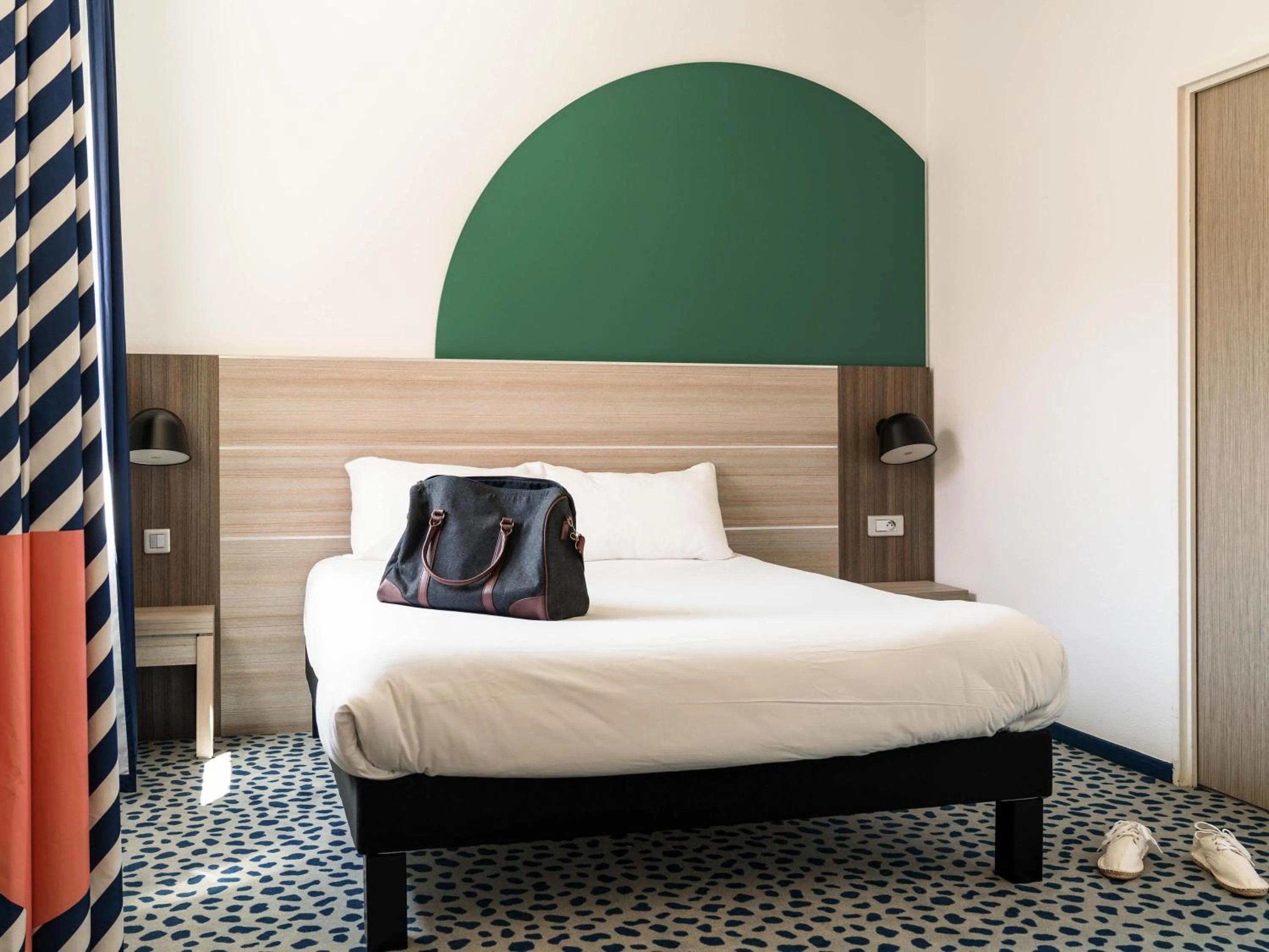 Bedroom, Bed in ibis Styles Marseille Plan de Campagne