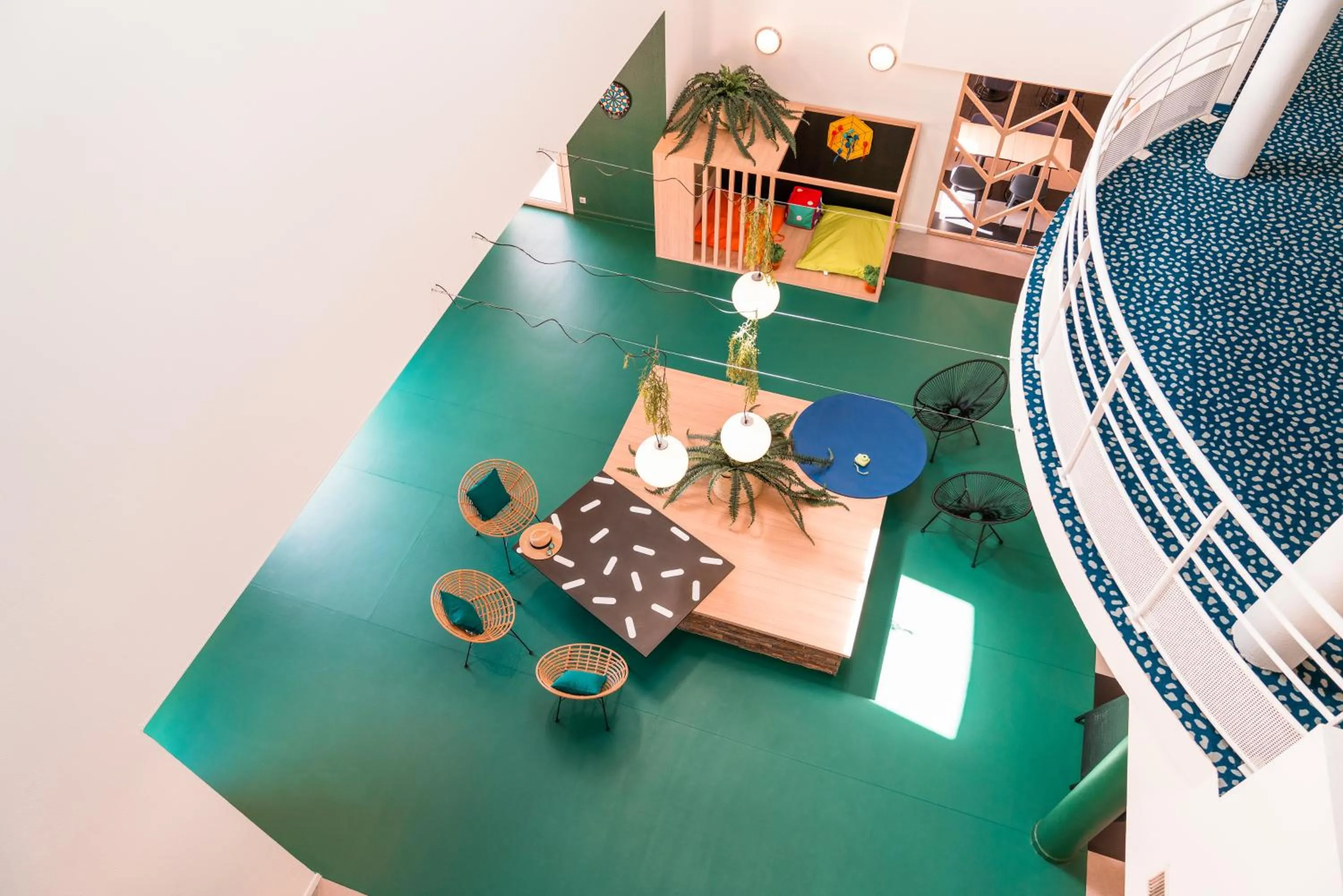 Patio in ibis Styles Marseille Plan de Campagne