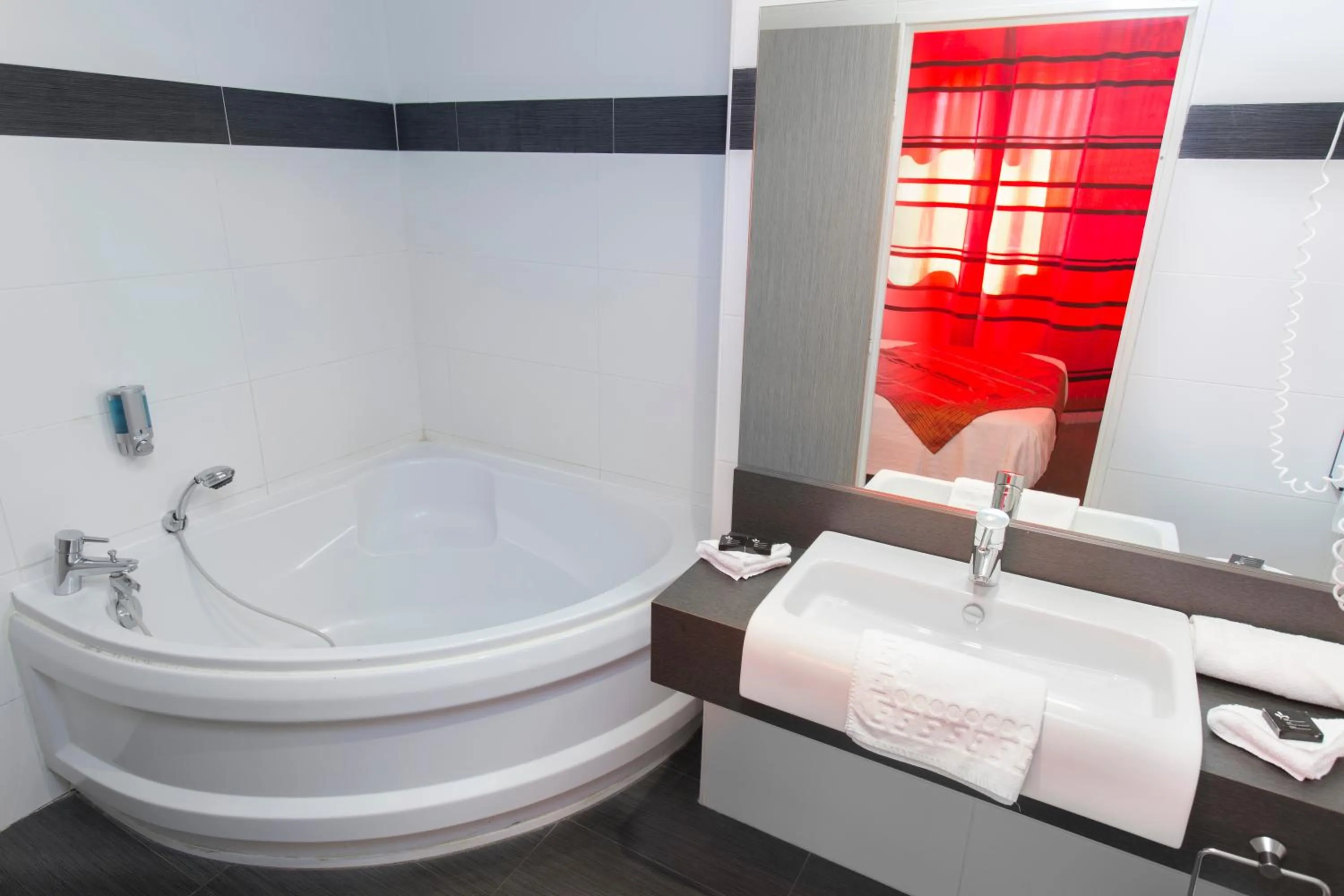 Bathroom in ibis Styles Marseille Plan de Campagne