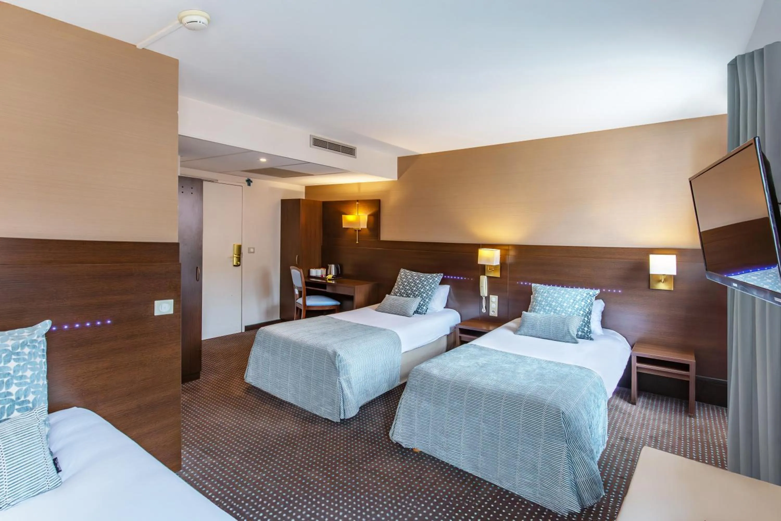 Bed in Helgon Hotel - Lourdes Pyrénées