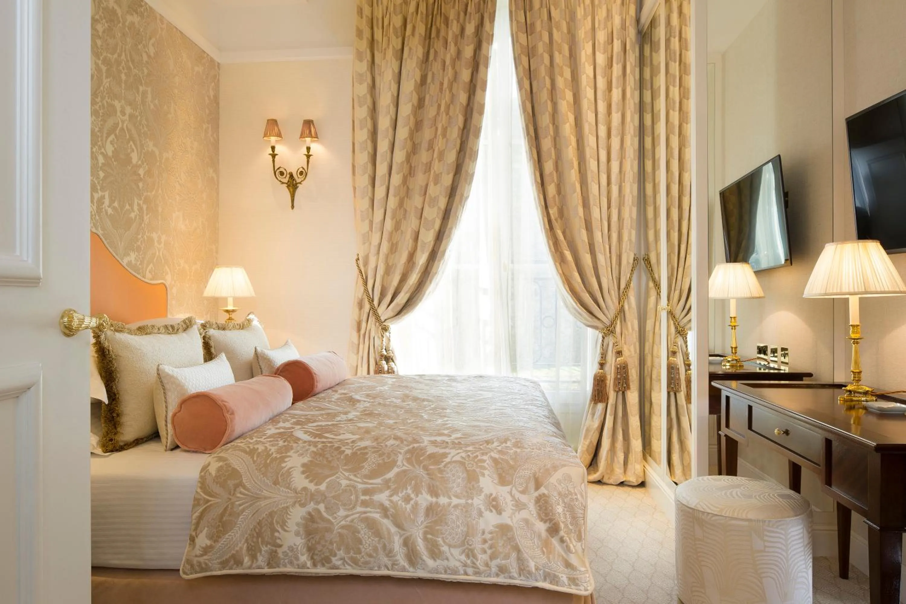 Photo of the whole room, Bed in Relais Christine