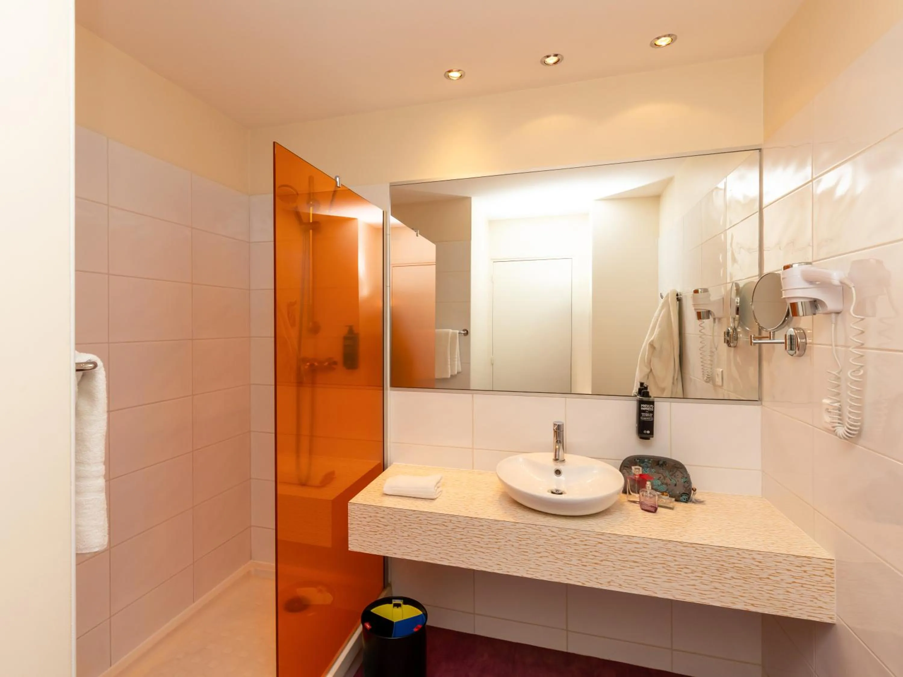 Shower in ibis Styles Le Puy en Velay