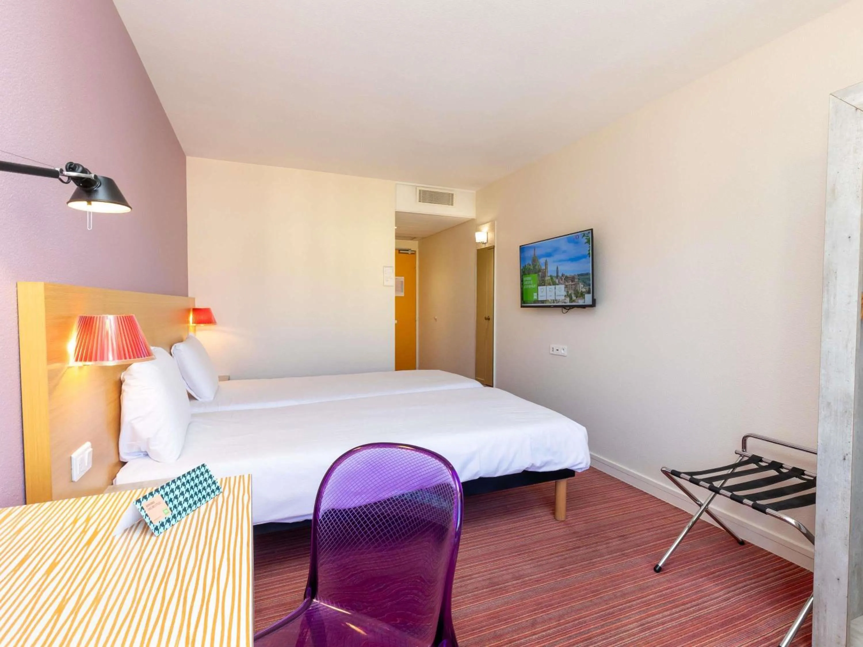 Bedroom, Bed in ibis Styles Le Puy en Velay