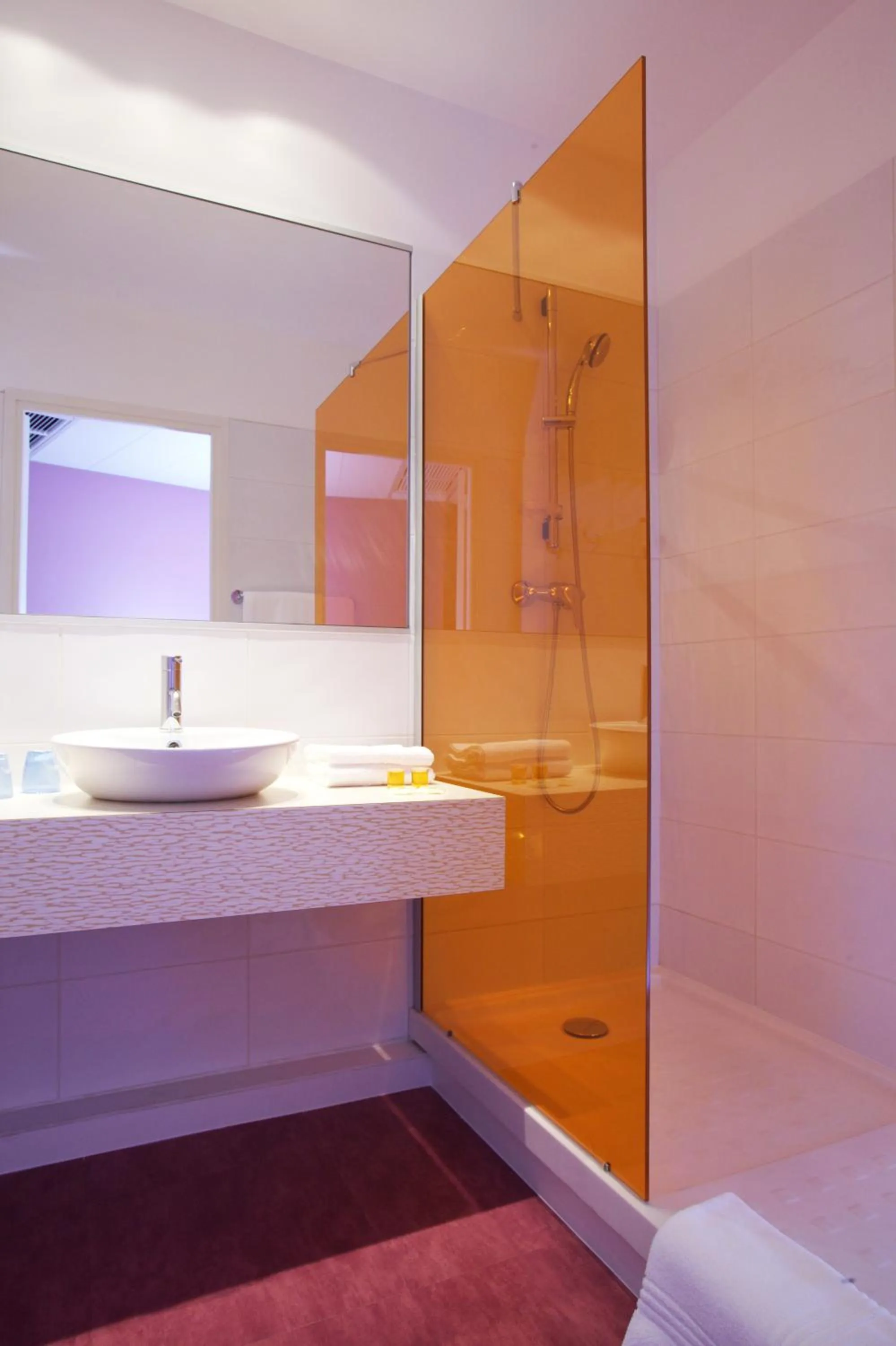 Bathroom in ibis Styles Le Puy en Velay
