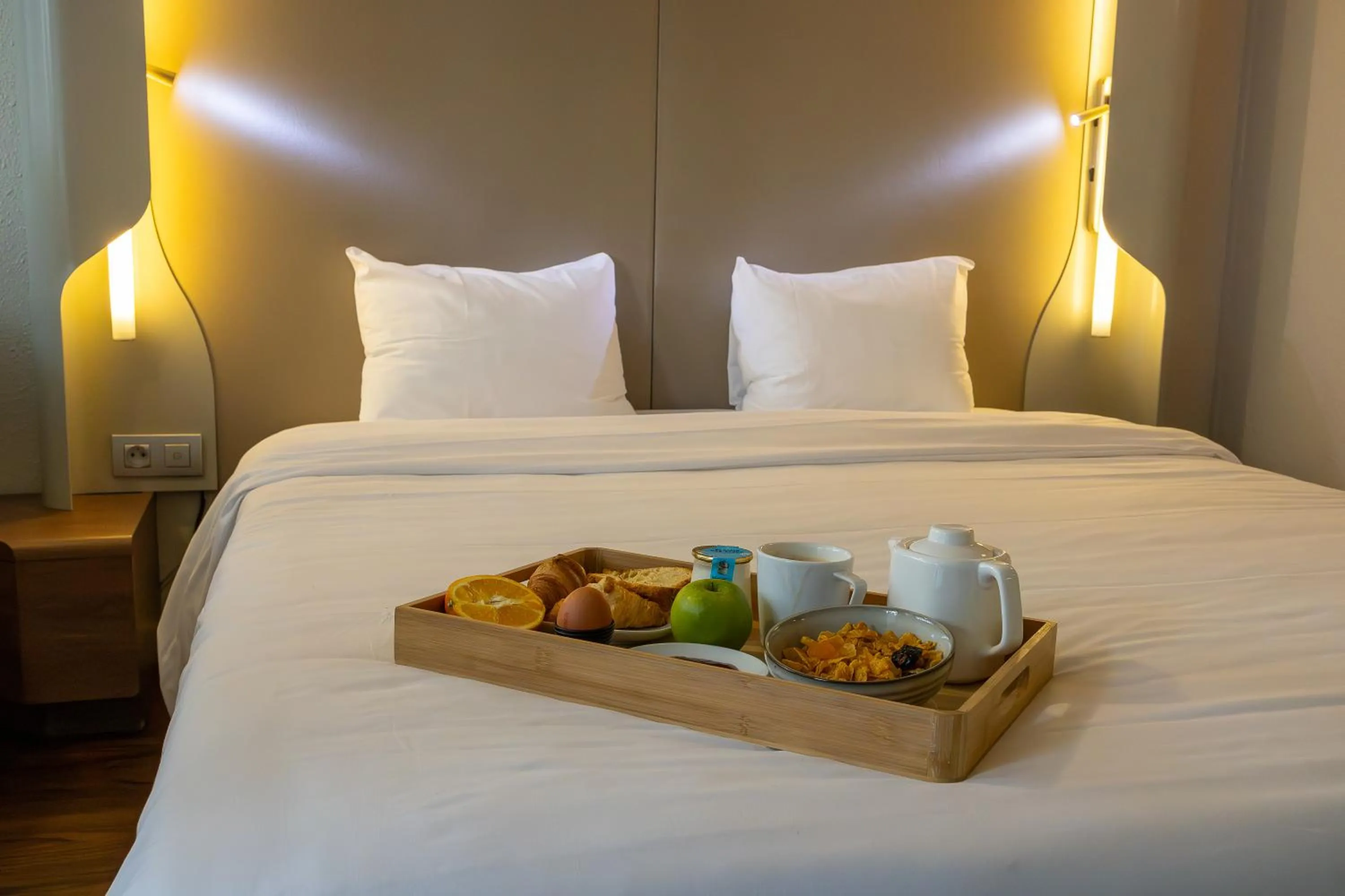 Bedroom, Bed in Campanile Toulouse - Blagnac Aéroport