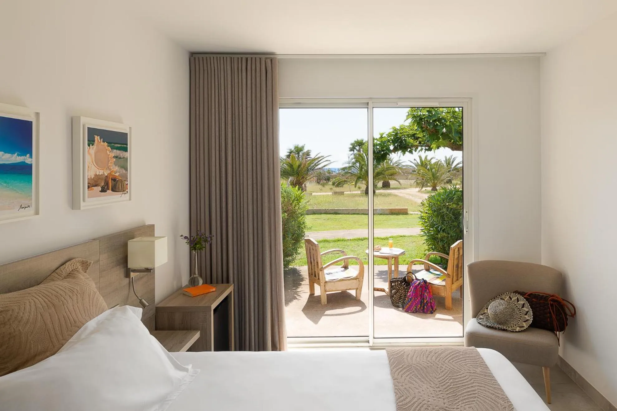 Balcony/Terrace, Bed in Hôtel-Restaurant Marina Di Lava - Grand Ajaccio