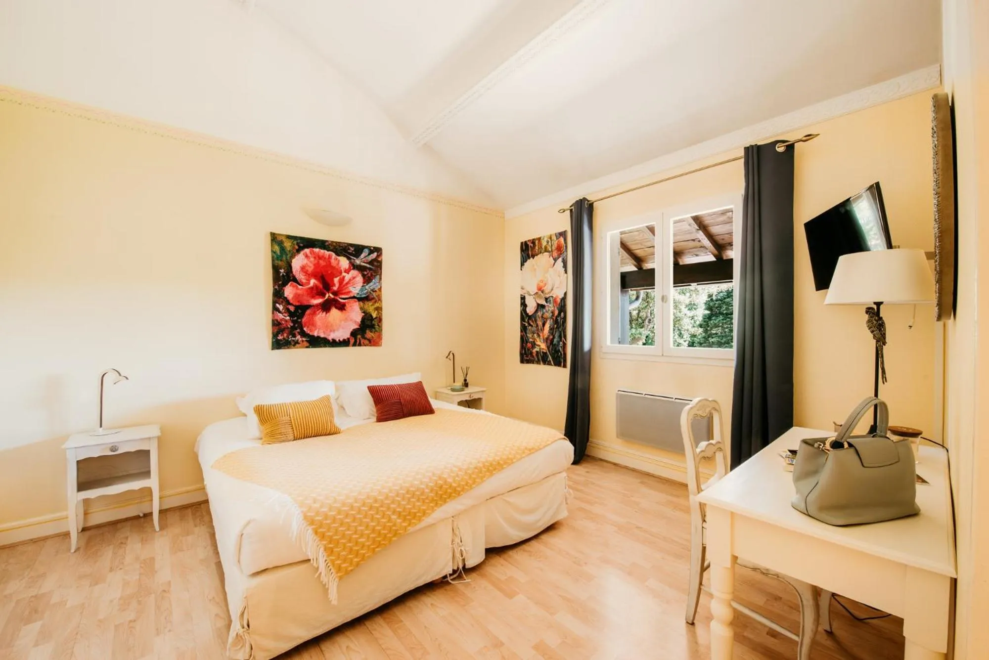 Photo of the whole room in Château Meyre