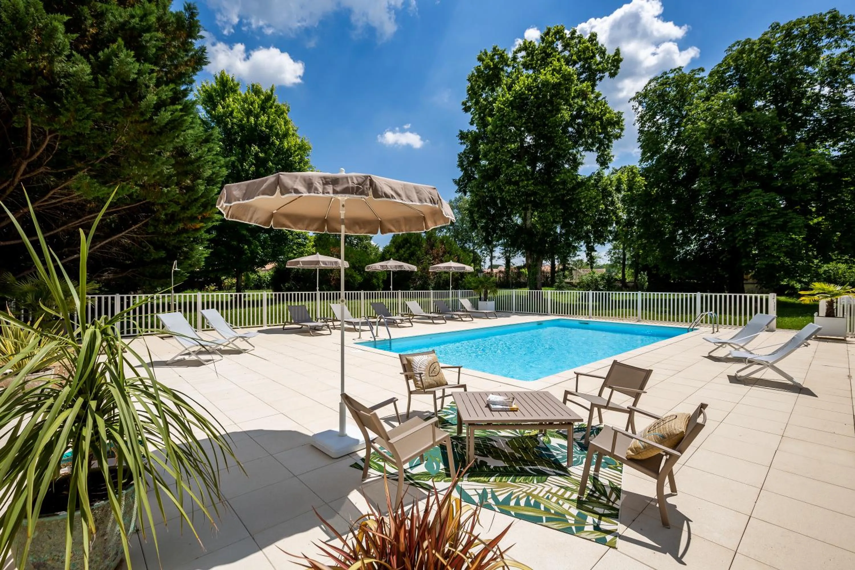Swimming pool in Château Meyre
