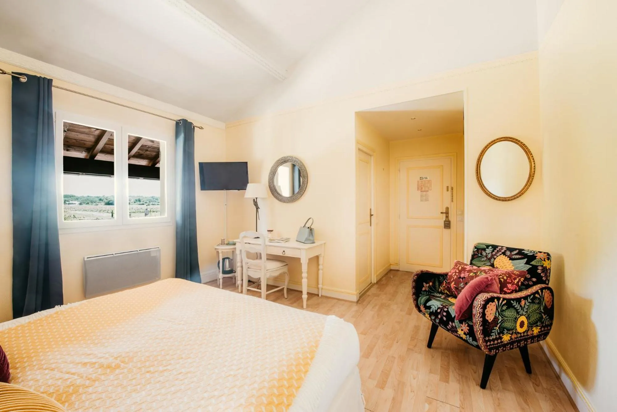 Photo of the whole room in Château Meyre