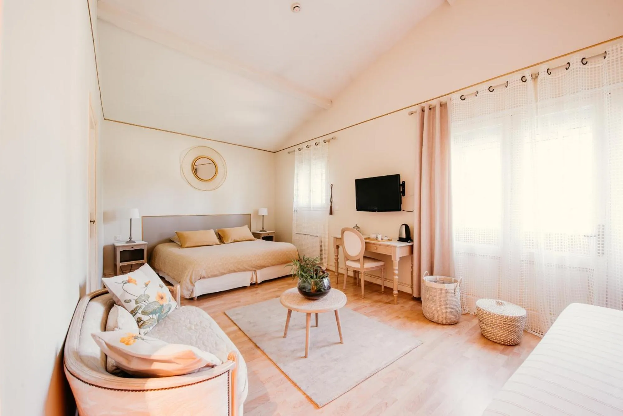 Photo of the whole room in Château Meyre