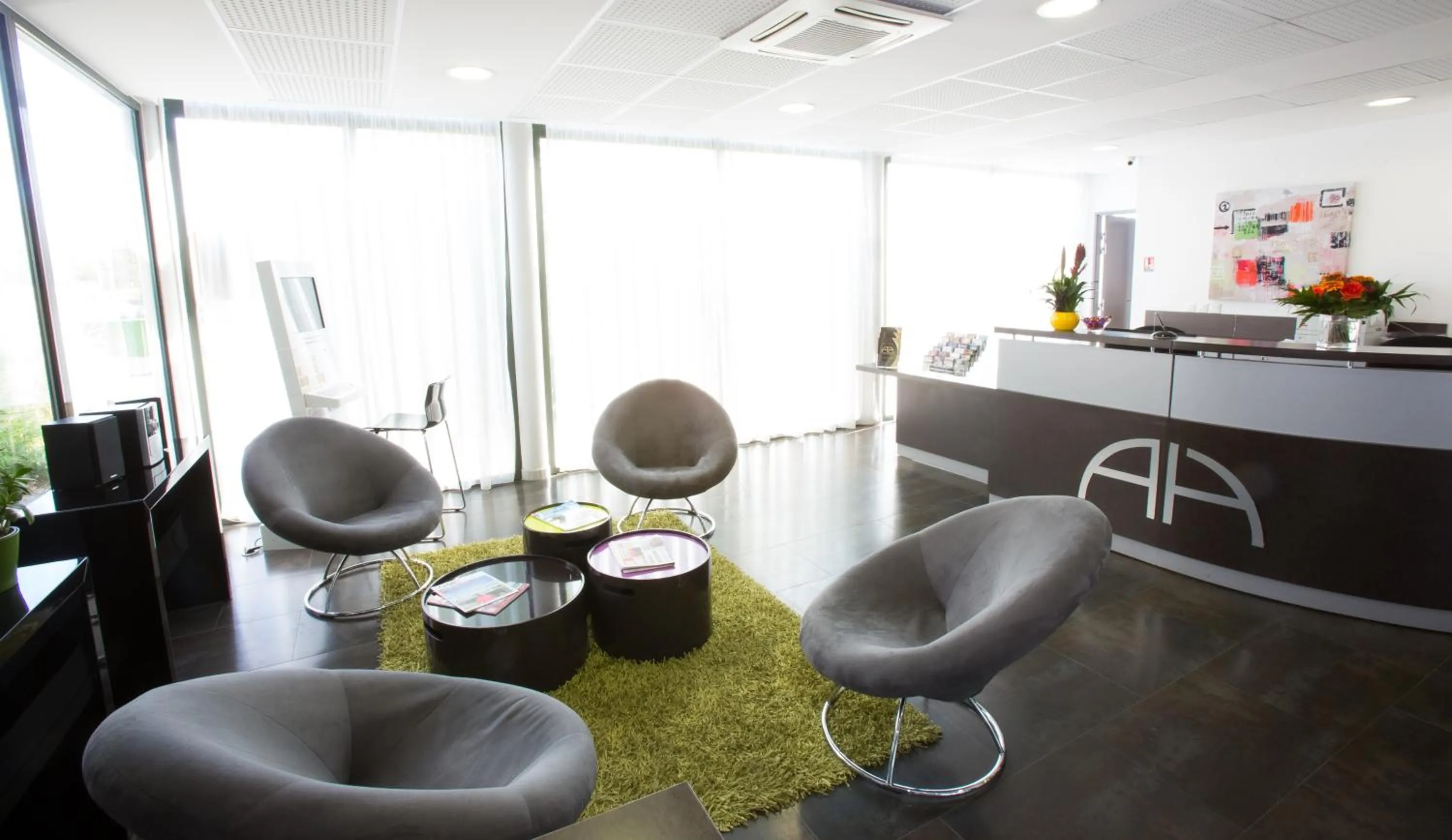 Lobby or reception in All Suites Appart Hôtel - Bordeaux Lac