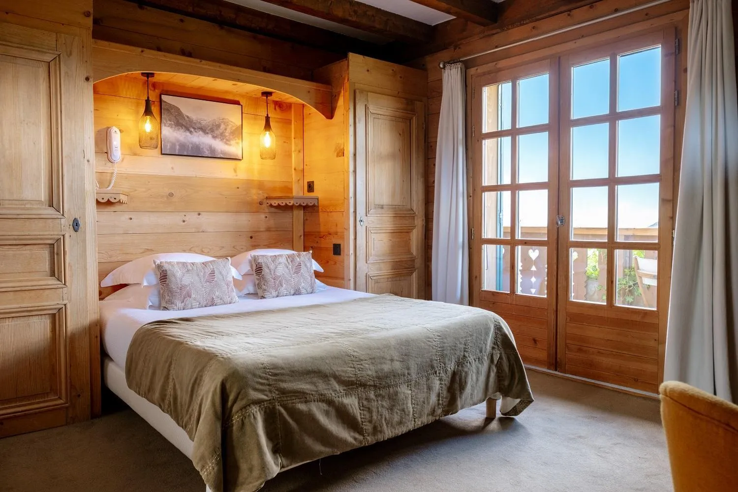 Bedroom, Bed in Hôtel Les Roches Fleuries
