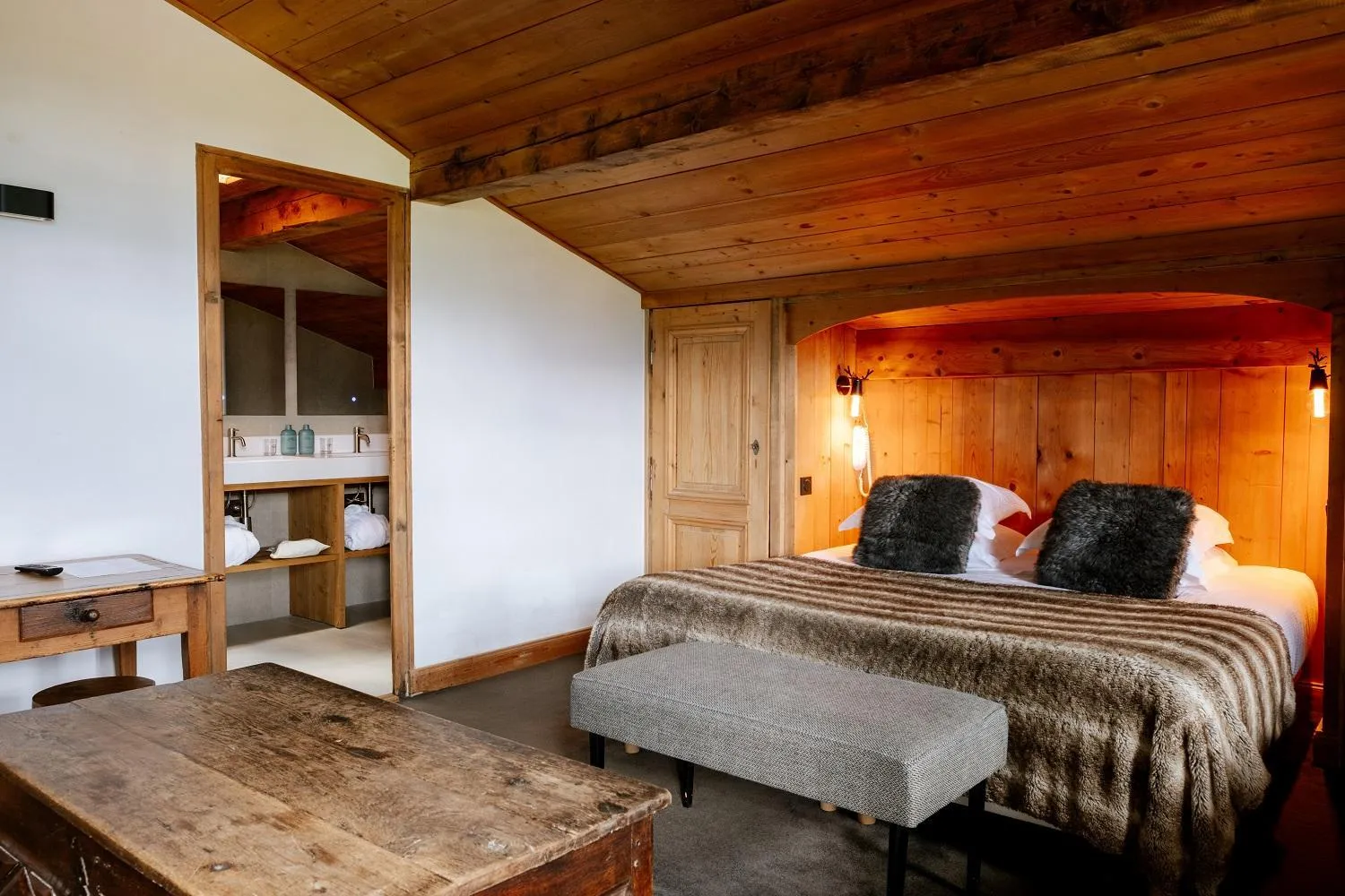 Bedroom, Bed in Hôtel Les Roches Fleuries