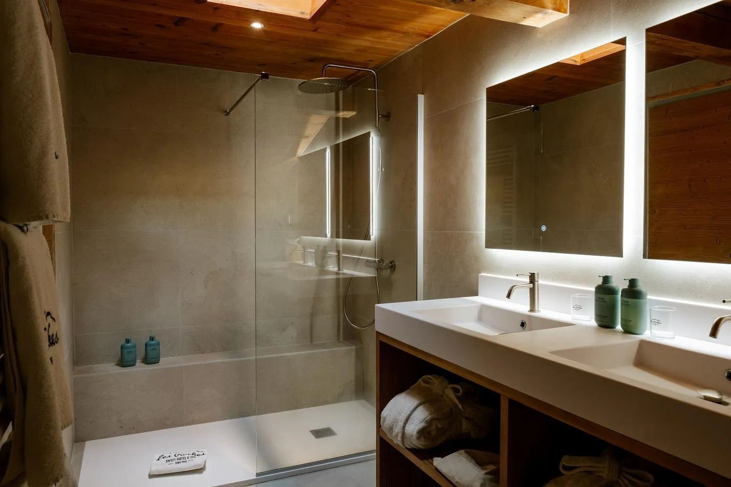 Bathroom in Hôtel Les Roches Fleuries