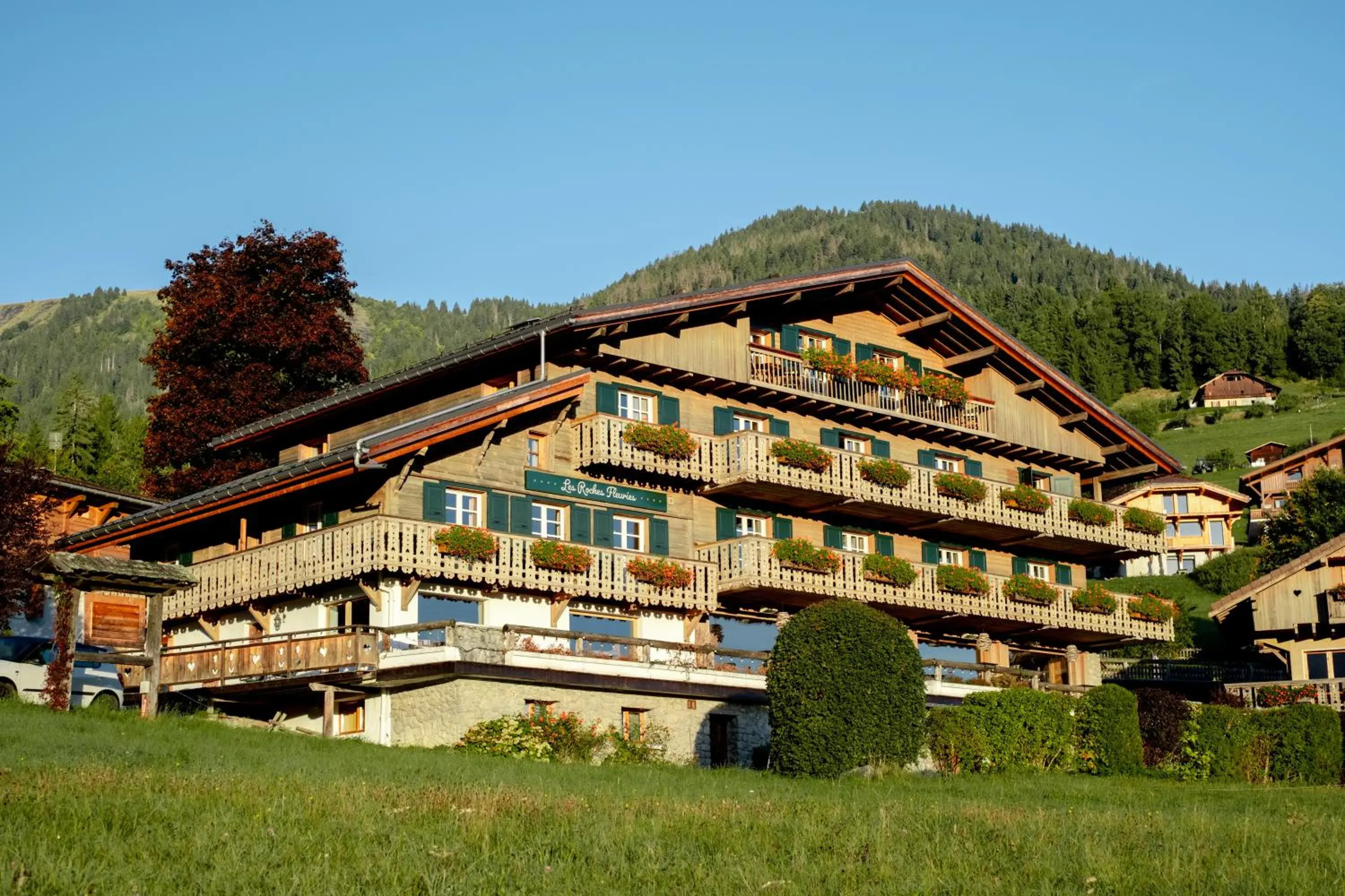 Property building in Hôtel Les Roches Fleuries Property building in Hôtel Les Roches Fleuries