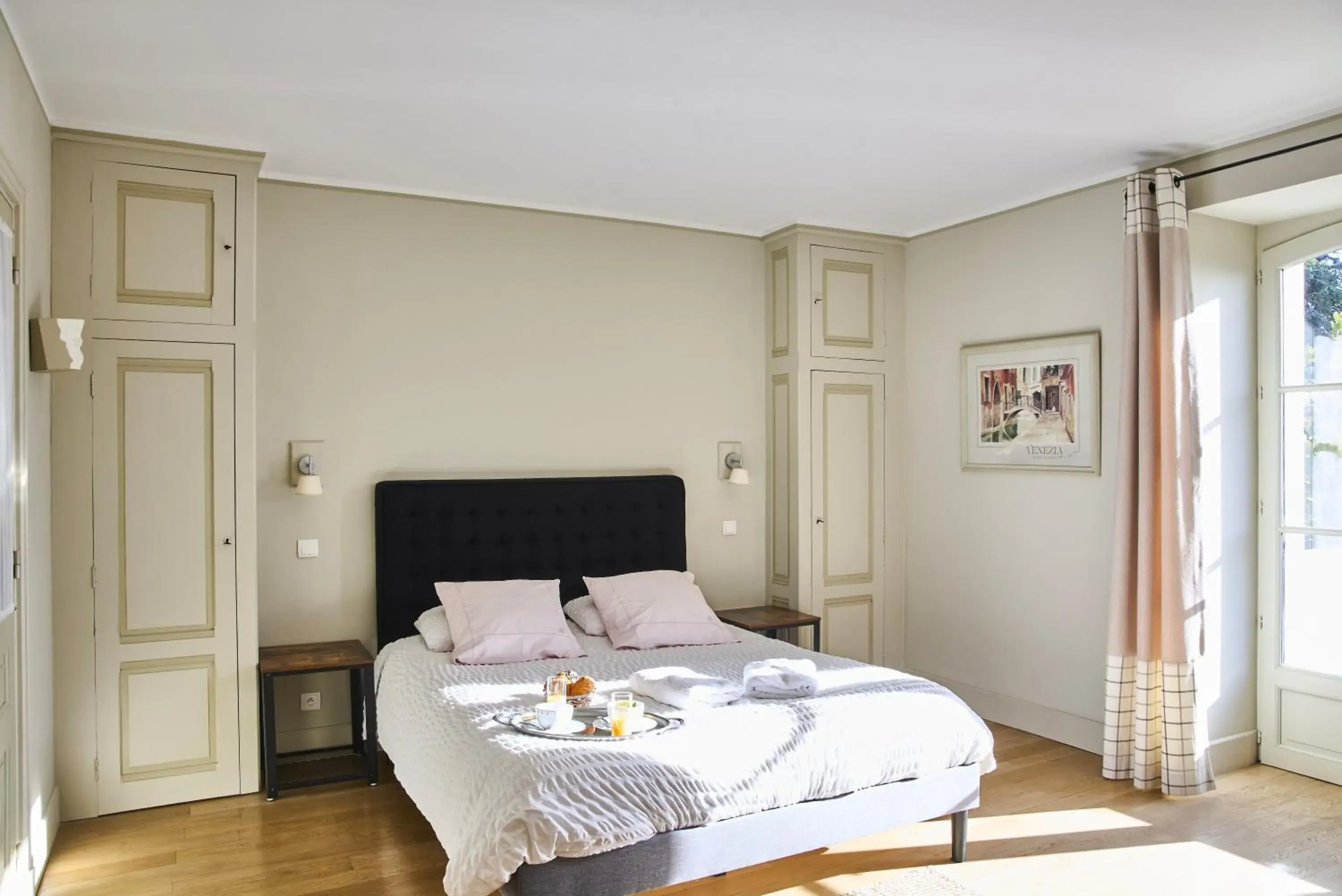 Deluxe Queen Room - single occupancy in La Villa des Charmilles Deluxe Queen Room - single occupancy in La Villa des Charmilles