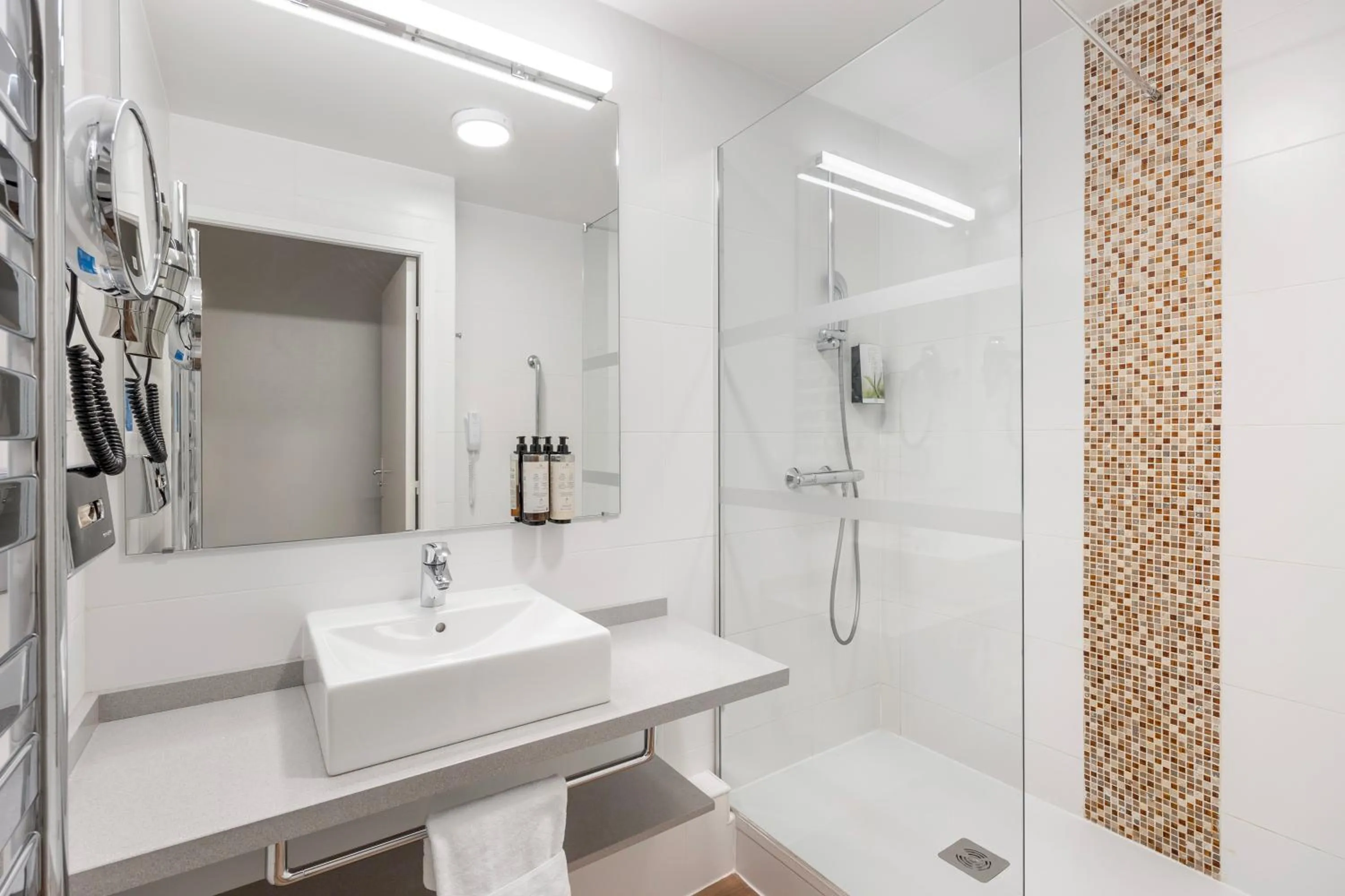 Bathroom in Royal Regency Paris Vincennes