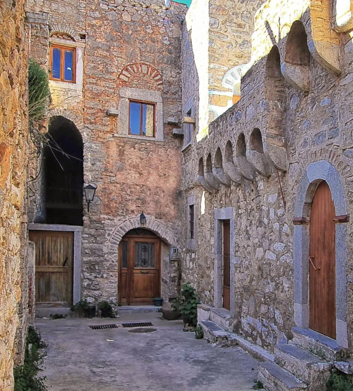 Property building in Mesta Mastic