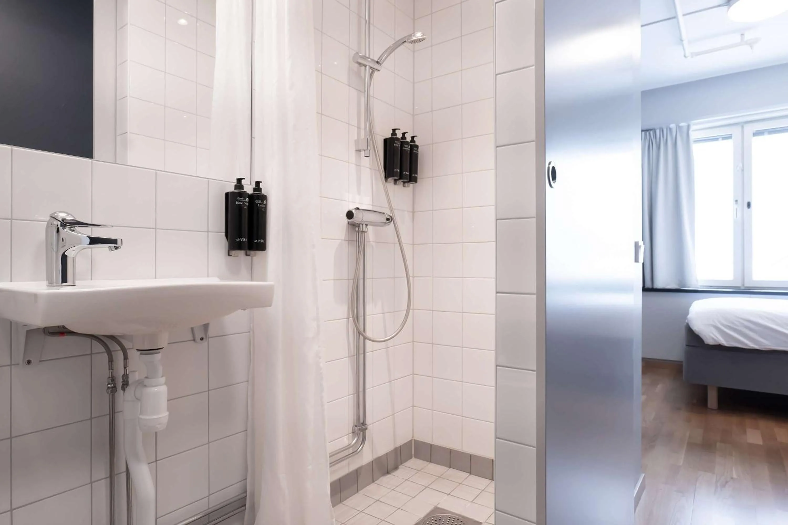 Bathroom, Bed in Park Inn by Radisson Solna