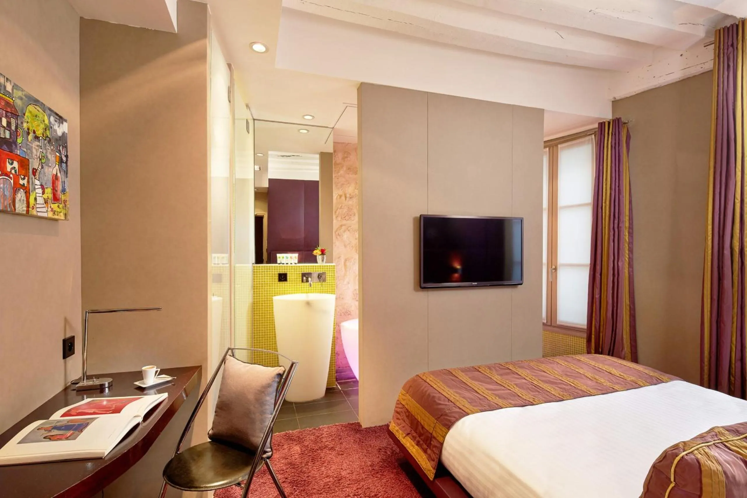 Bed in Hôtel de Notre-Dame