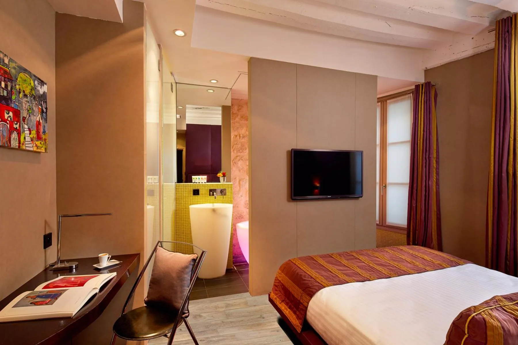 Bed in Hôtel de Notre-Dame