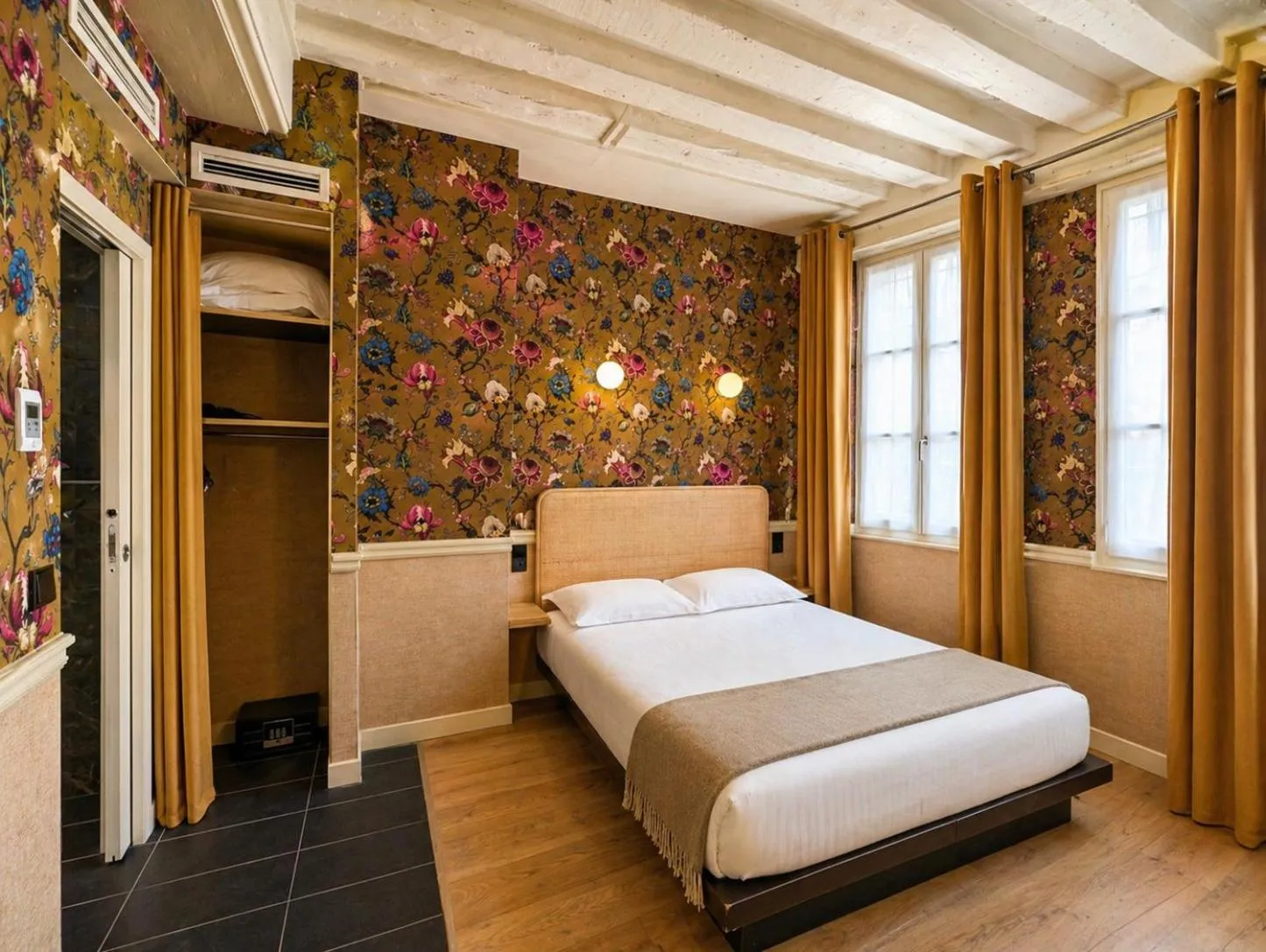 Bed in Hôtel de Notre-Dame