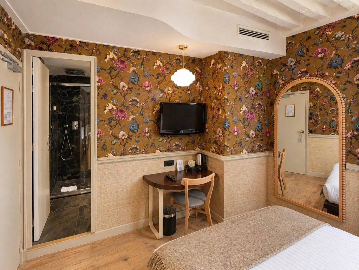 Bed in Hôtel de Notre-Dame