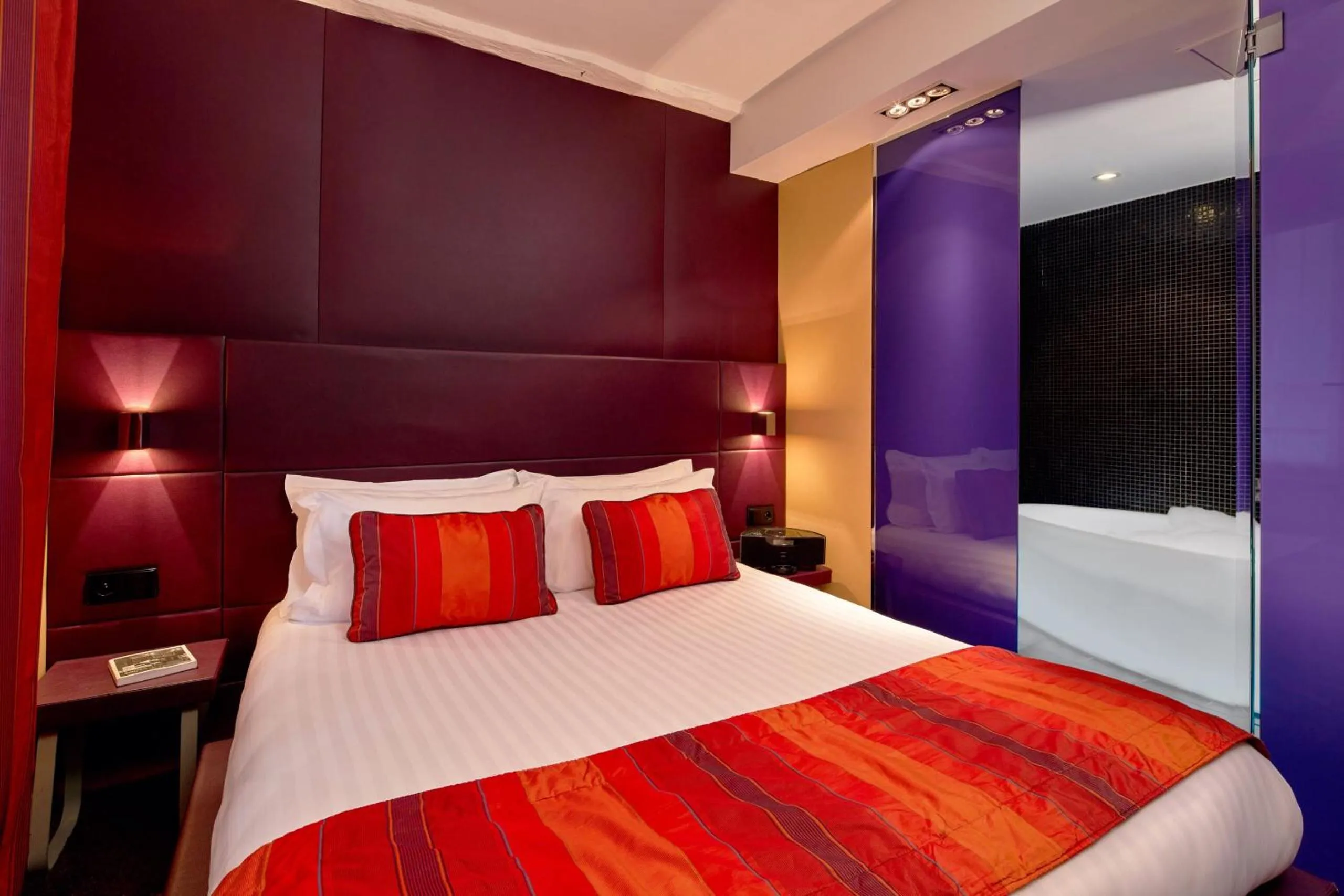 Bed in Hôtel de Notre-Dame