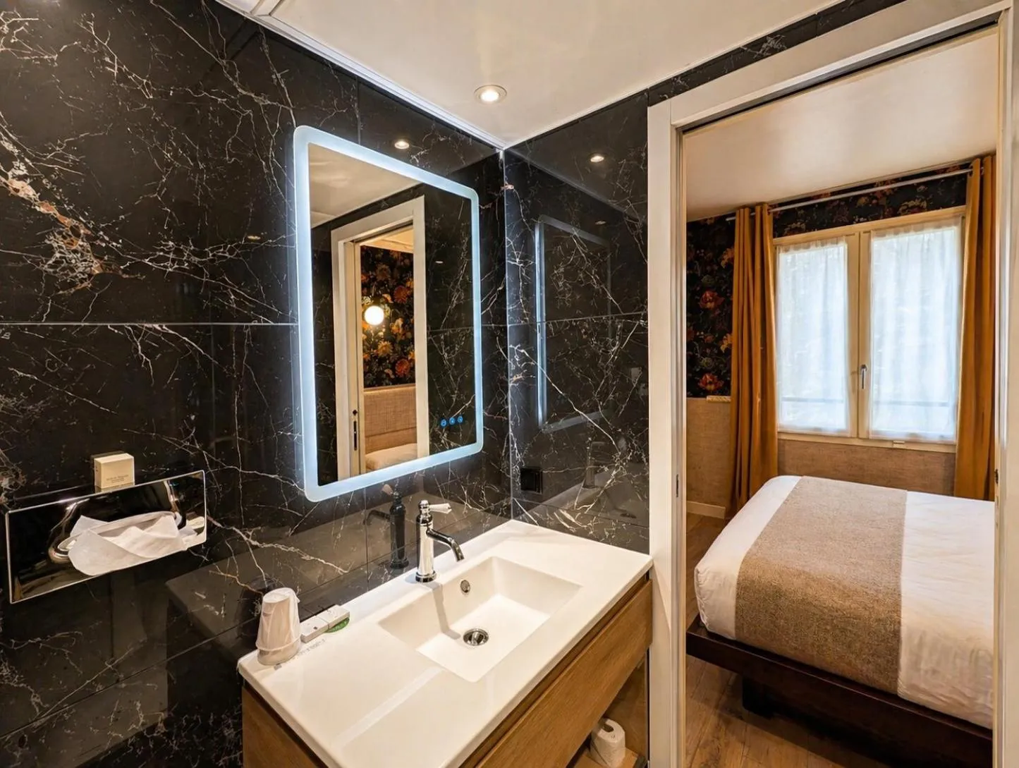 Bathroom, Bed in Hôtel de Notre-Dame