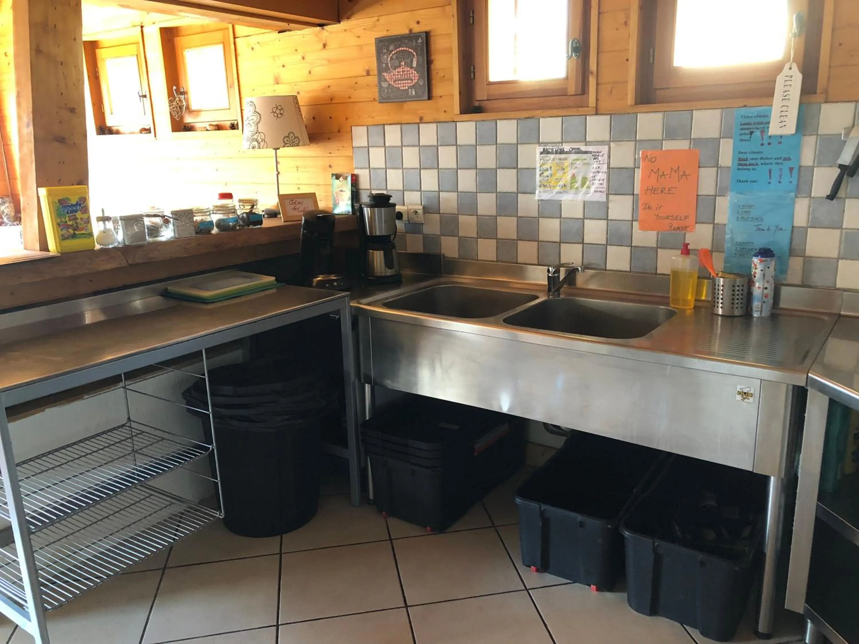 Kitchen or kitchenette in Central Hostel Chatel