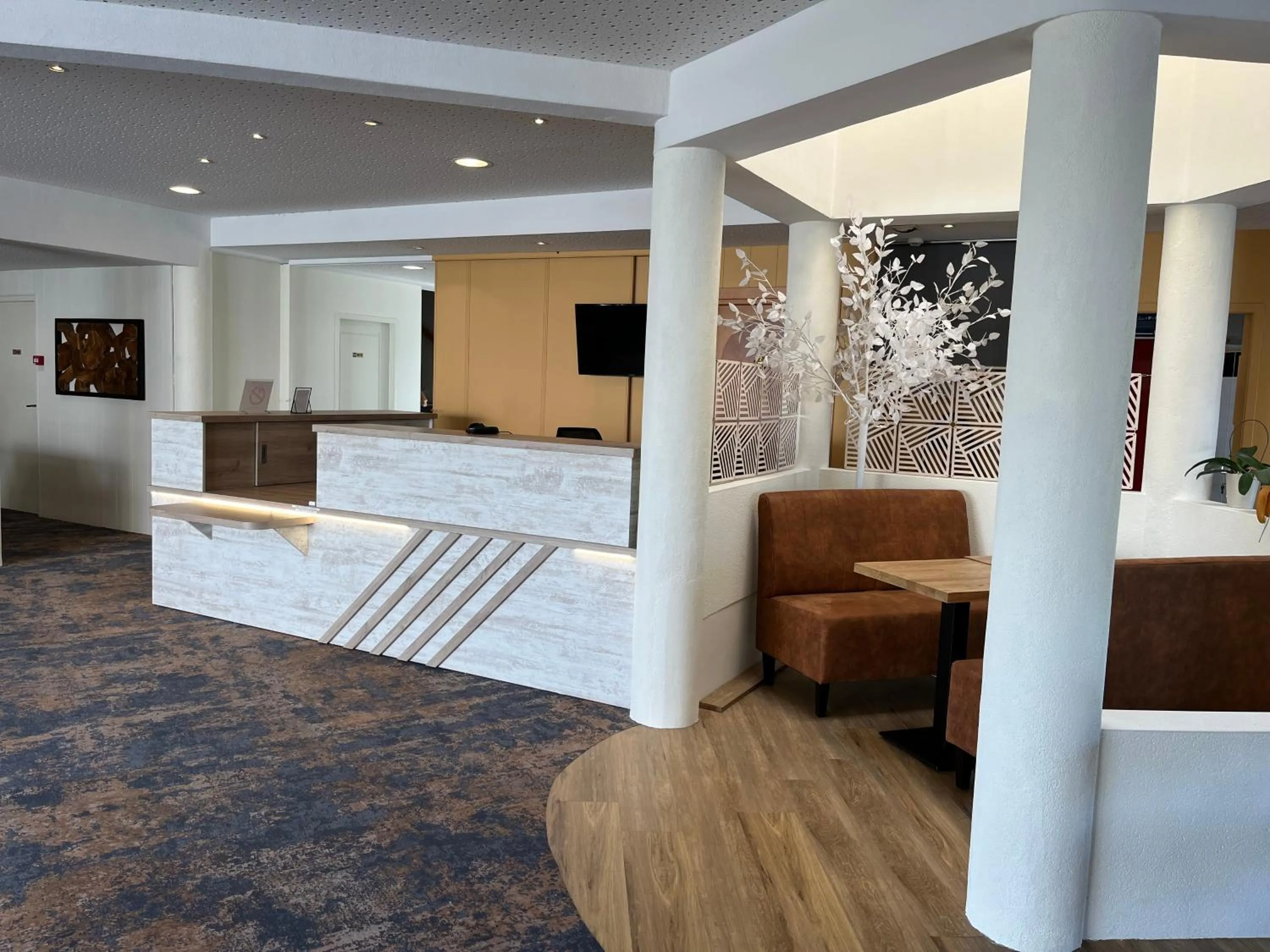 Living room, Bed in Comfort Hotel Saintes