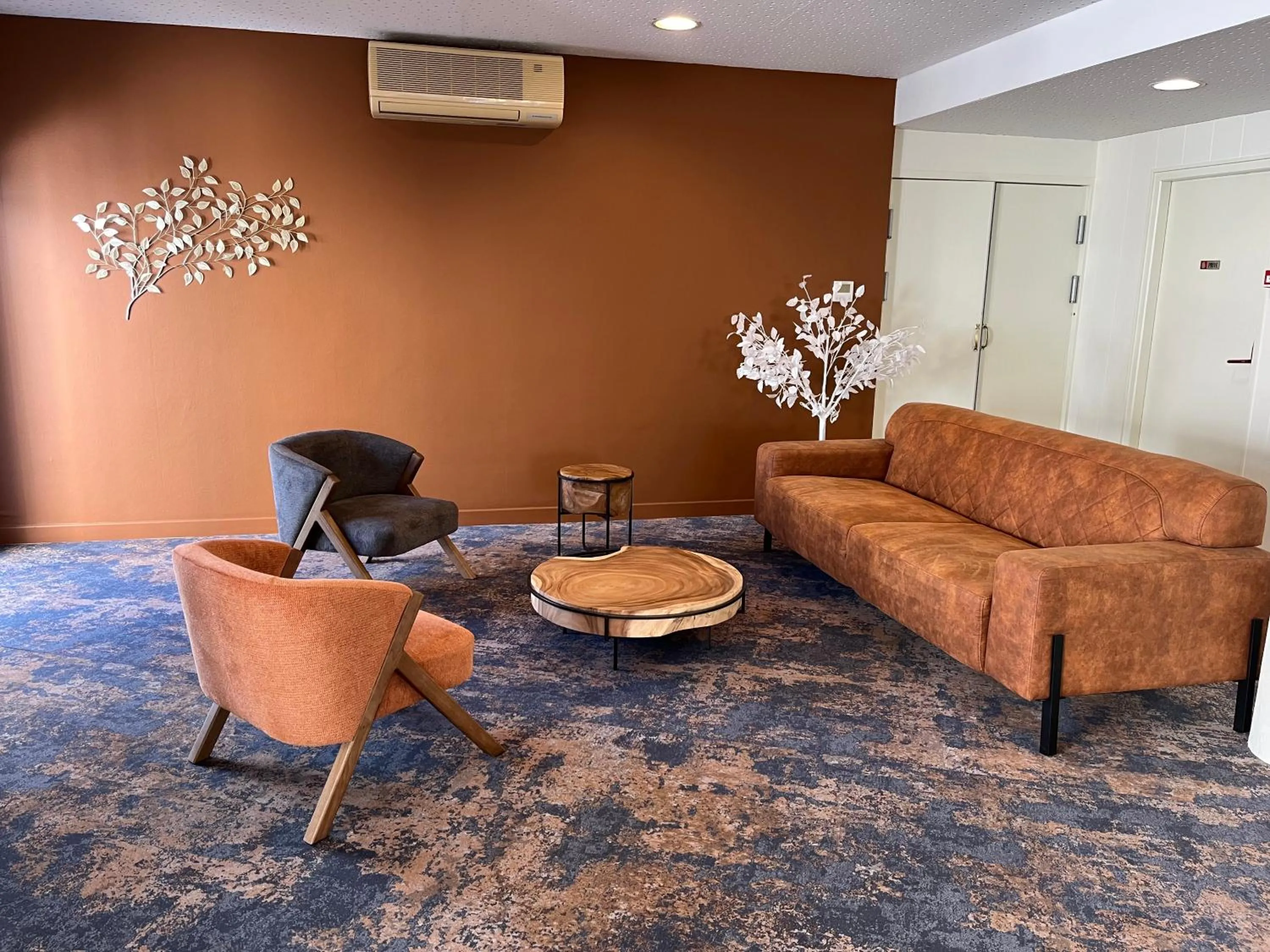 Communal lounge/ TV room in Comfort Hotel Saintes